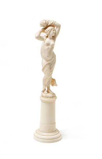 Null [Artiste suisse]. Danseuse nue au drapé tenant ses bras relevés, vers 1930.&hellip;
