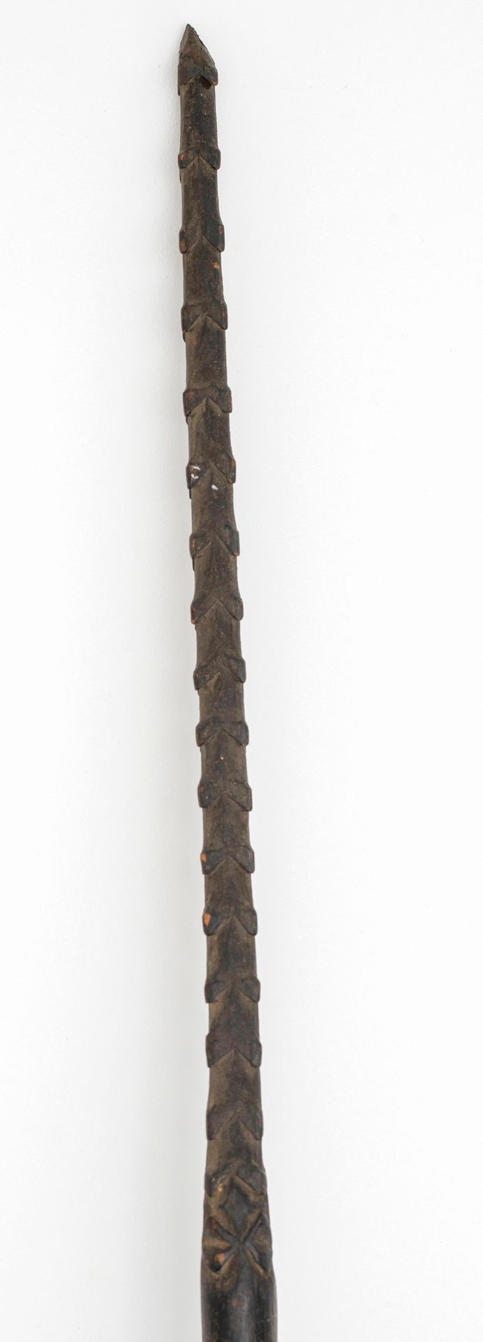 Null Lance kanak, Nouvelle-Calédonie. Large lance de guerre en bois brun, la poi&hellip;