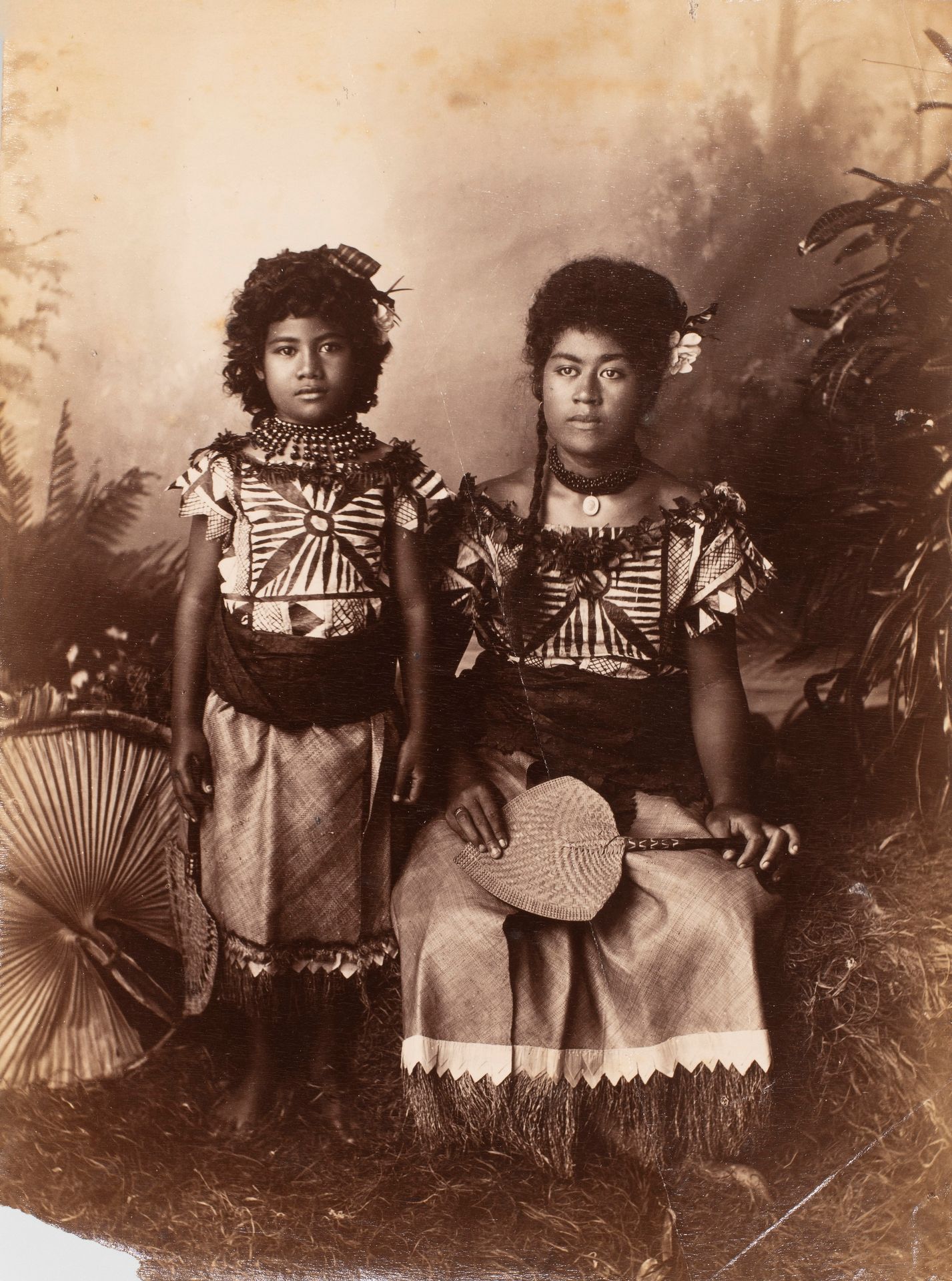 Null Alfred Burton (1833-1835 ?-1914). Femme et jeune fille des îles Samoa vêtue&hellip;