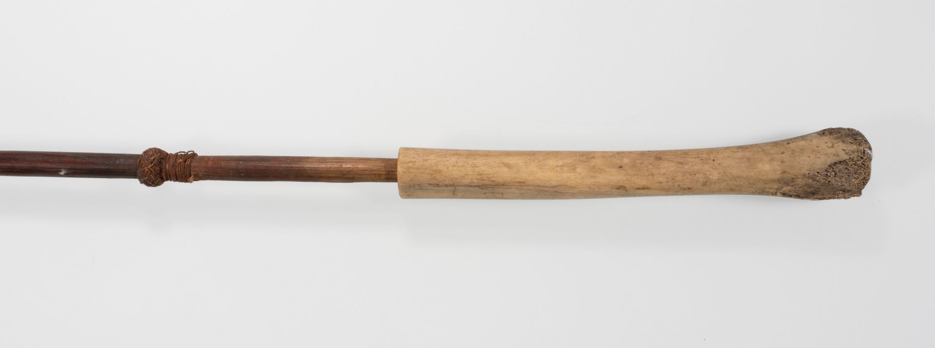Null Lance, Nouvelle-Bretagne. Rare lance de guerre monoxyle en bois brun, un os&hellip;