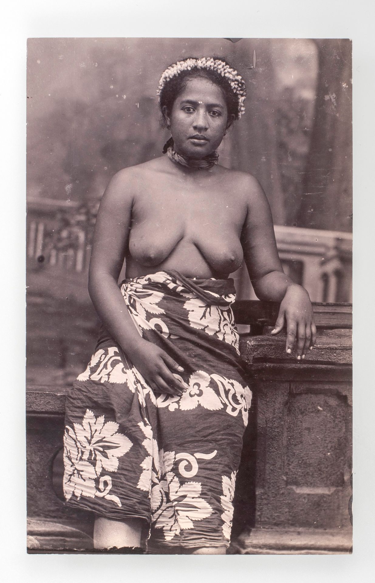 Null Frank Homes (1870-1953). Photographie d’une Tahitienne coiffée d’une couron&hellip;