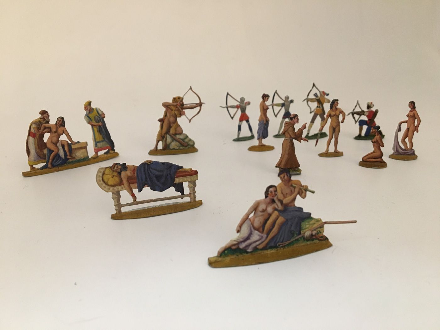 Null Erotic and warriors. 13 painted figures in a tin plate, in an old paper mac&hellip;