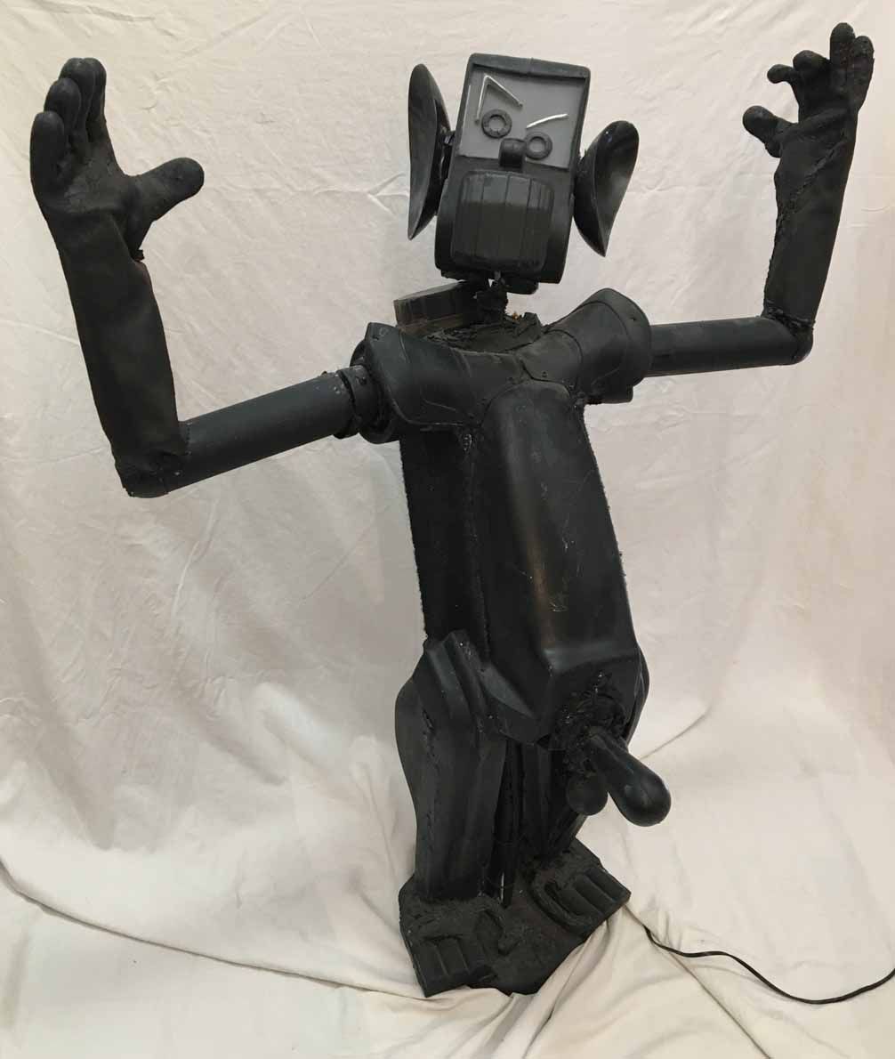 Null 
[ART BRUTAL]Totor，一个破烂的怪物，大约在1980年。混合媒体，110厘米。角色的头部
装有一个电插座，可以照亮脸部。 待修复。事故&hellip;