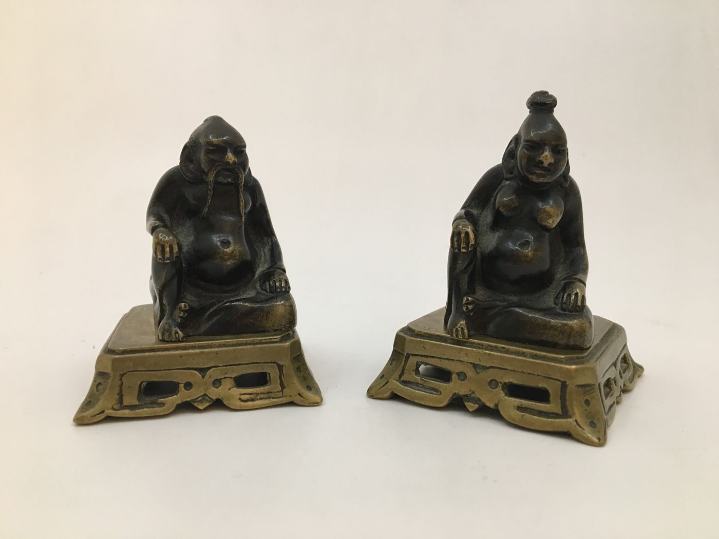 Null Asian dignitaries. 2 bronzes on base, with system. 7 x 5,5 x 5,5 cm.
