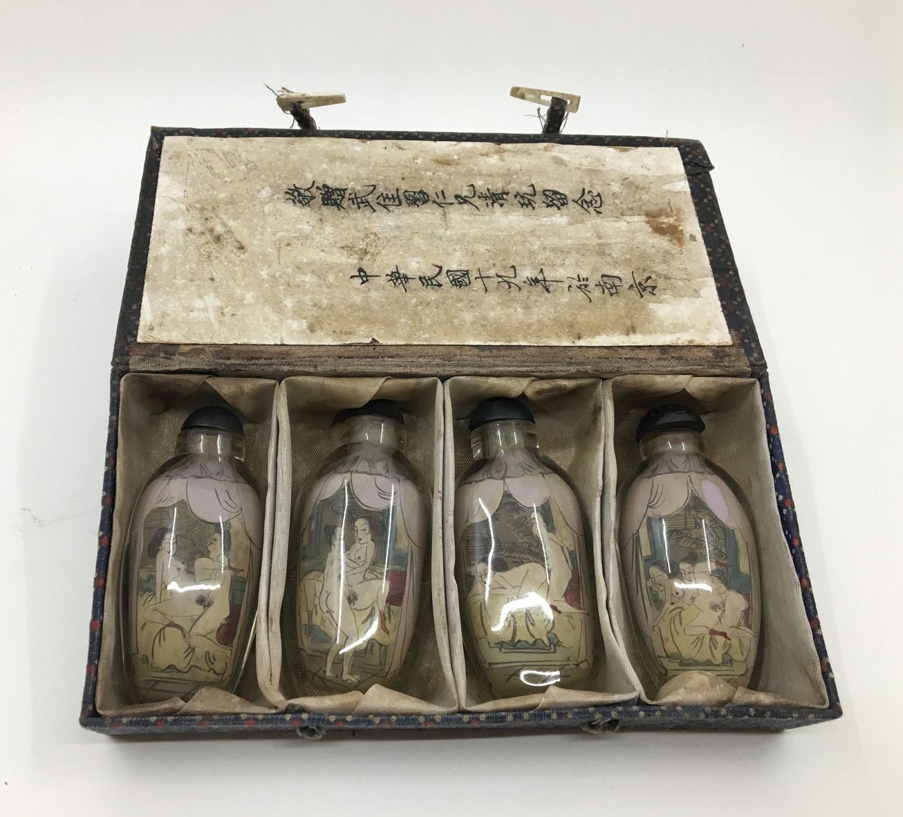 Null 中国。4个玻璃鼻烟壶，7.5 x 3.5 x 2厘米。20世纪初。在他们的盒子里，8.8 x 17 x 2.7厘米。
