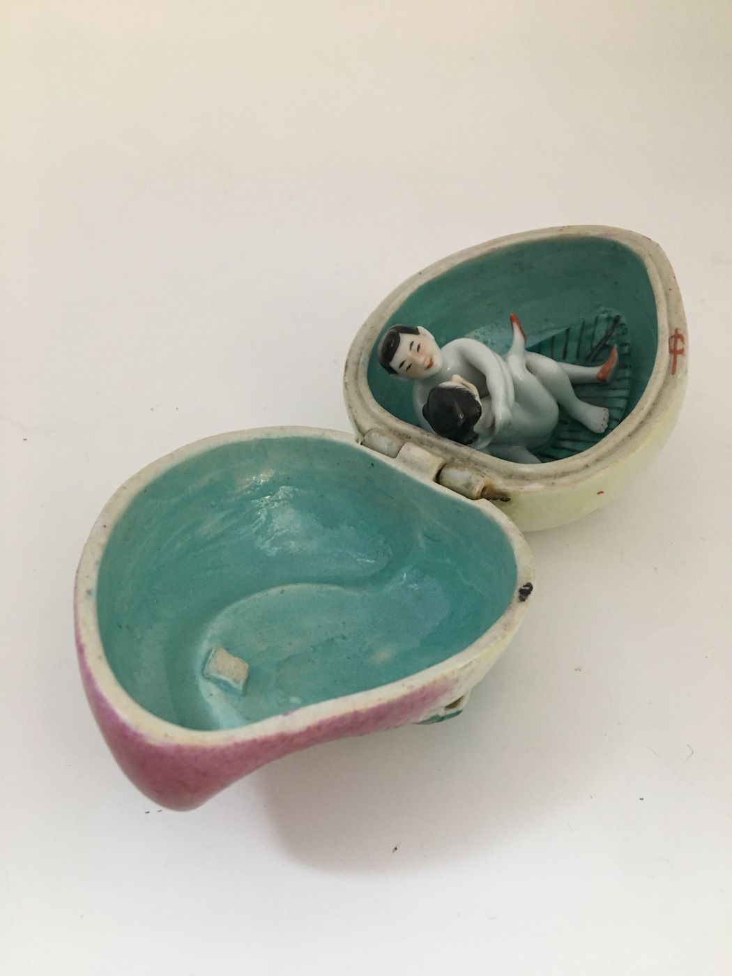 Null OBJECT. Japanese couple, polychrome porcelain. The couple, 5 x 6 x 4 cm; th&hellip;