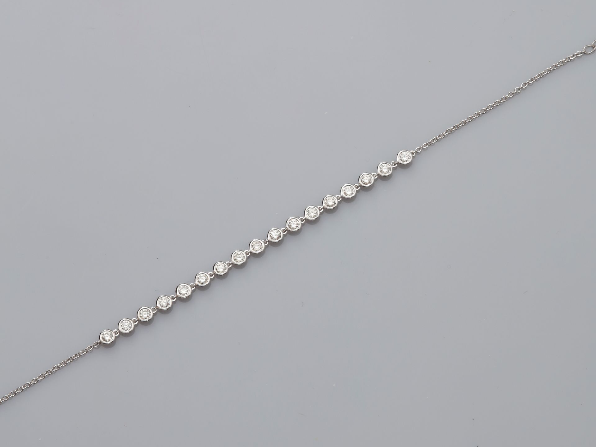 Null Bracelet Ligne en or gris, 750 MM, souligné de diamants, total 0,70 carat e&hellip;