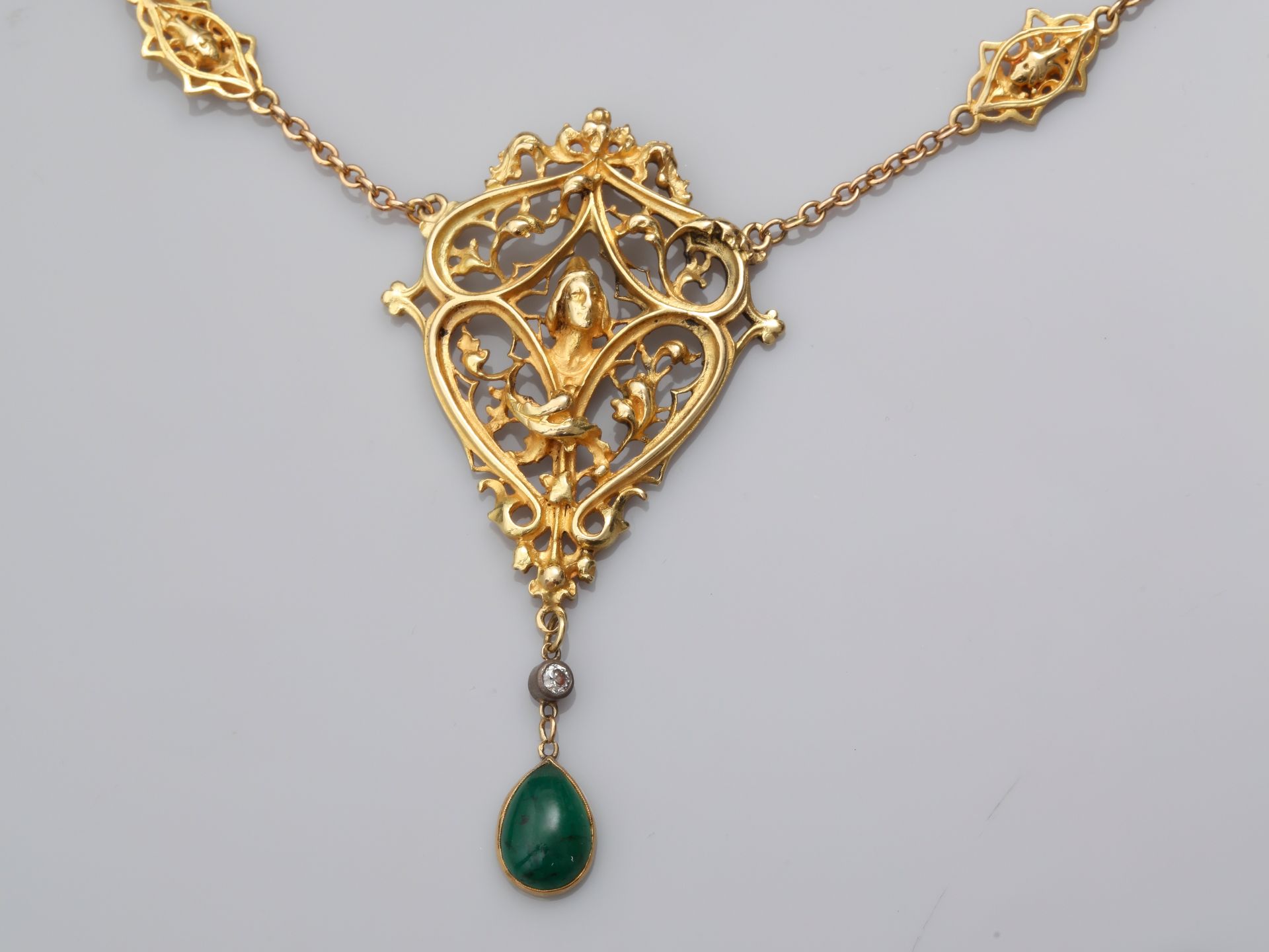 Null Collier d'or jaune, 750 MM, ponctué de maillons fantaisie, centré un motif &hellip;