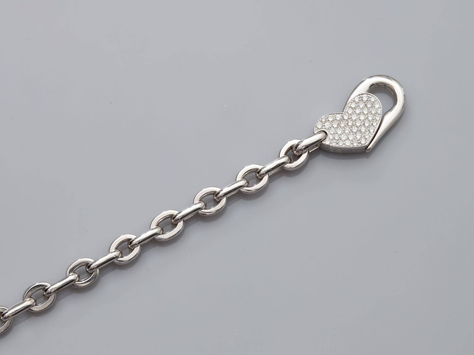 Null Gê. Bracelet en or gris, 750 MM, centré d'un motif en coeur servant de ferm&hellip;