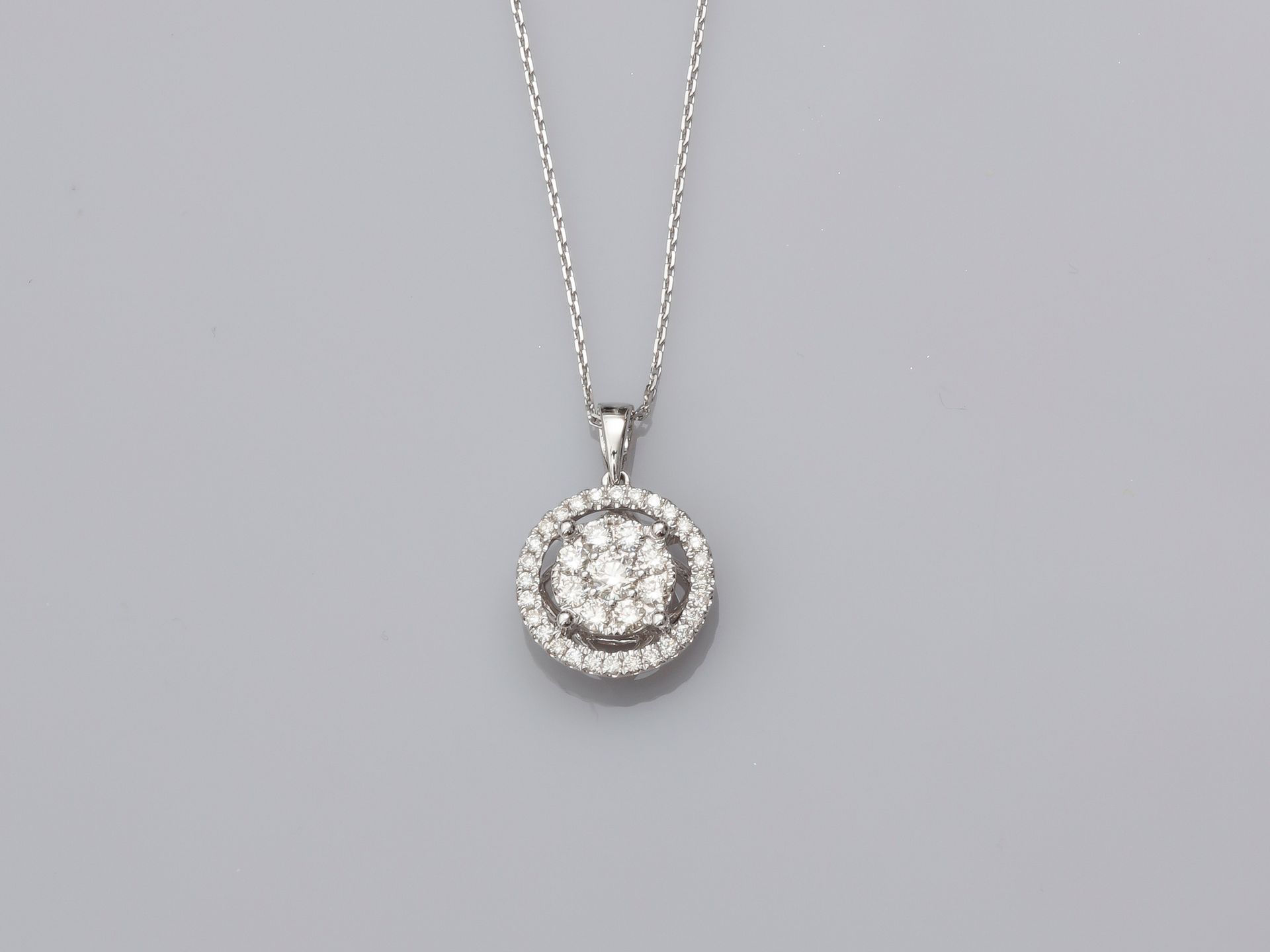 Null Chaîne et pendentif rond en or gris, 750 MM, recouvert de diamants, total 0&hellip;