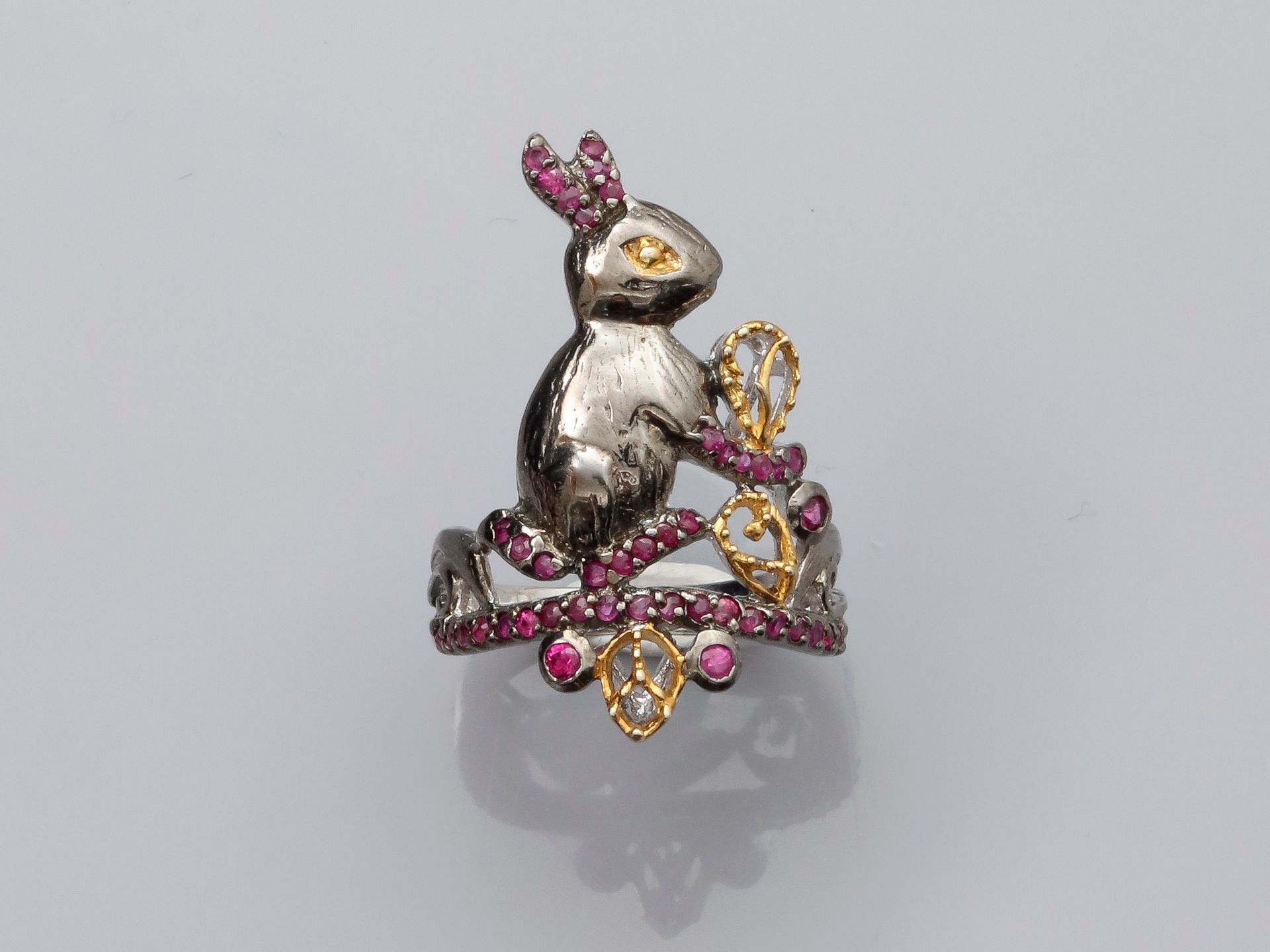 Null Bague dessinant un lapin en , argent 925 MM, rhodié dans un décor floral de&hellip;