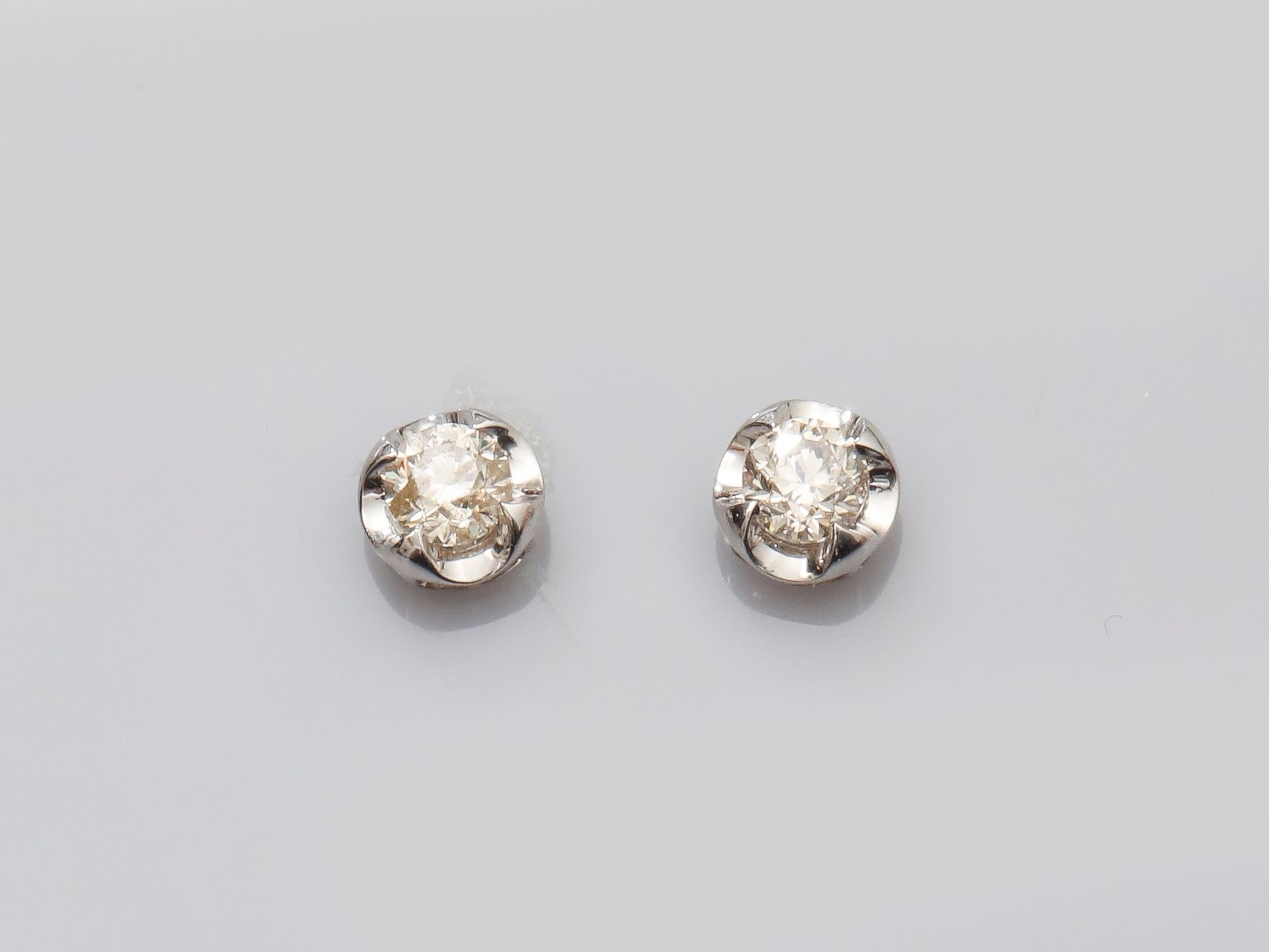 Null Puces d'oreilles en or gris, 750 MM, chacune ornée d'un diamant, total 1 ca&hellip;