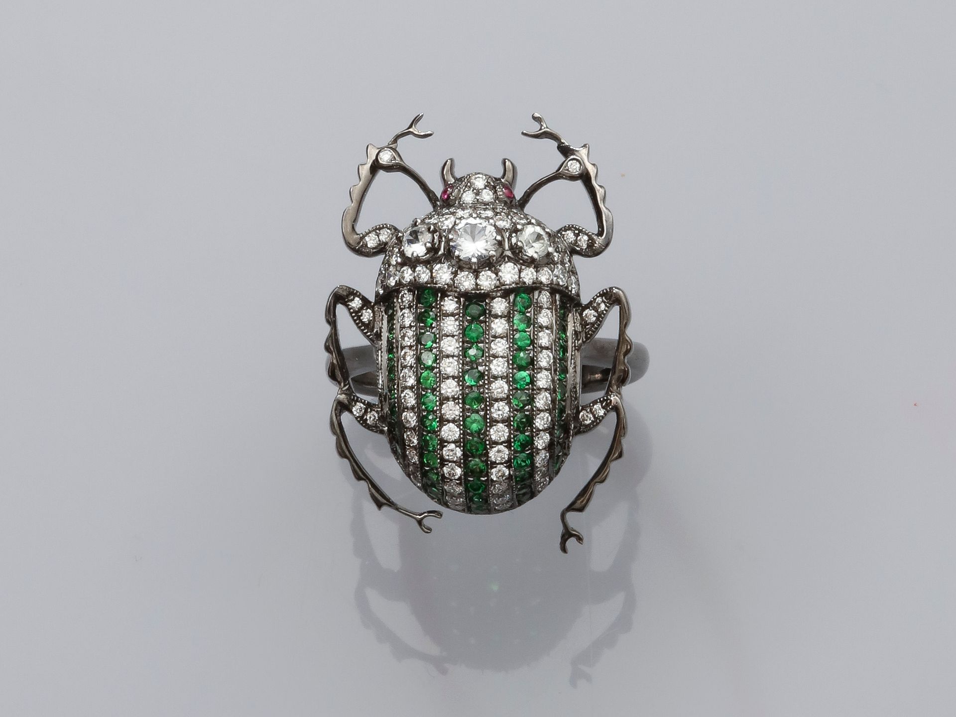 Null Bague dessinant un scarabee d'or gris, 750 MM, recouvert de diamants, tsavo&hellip;