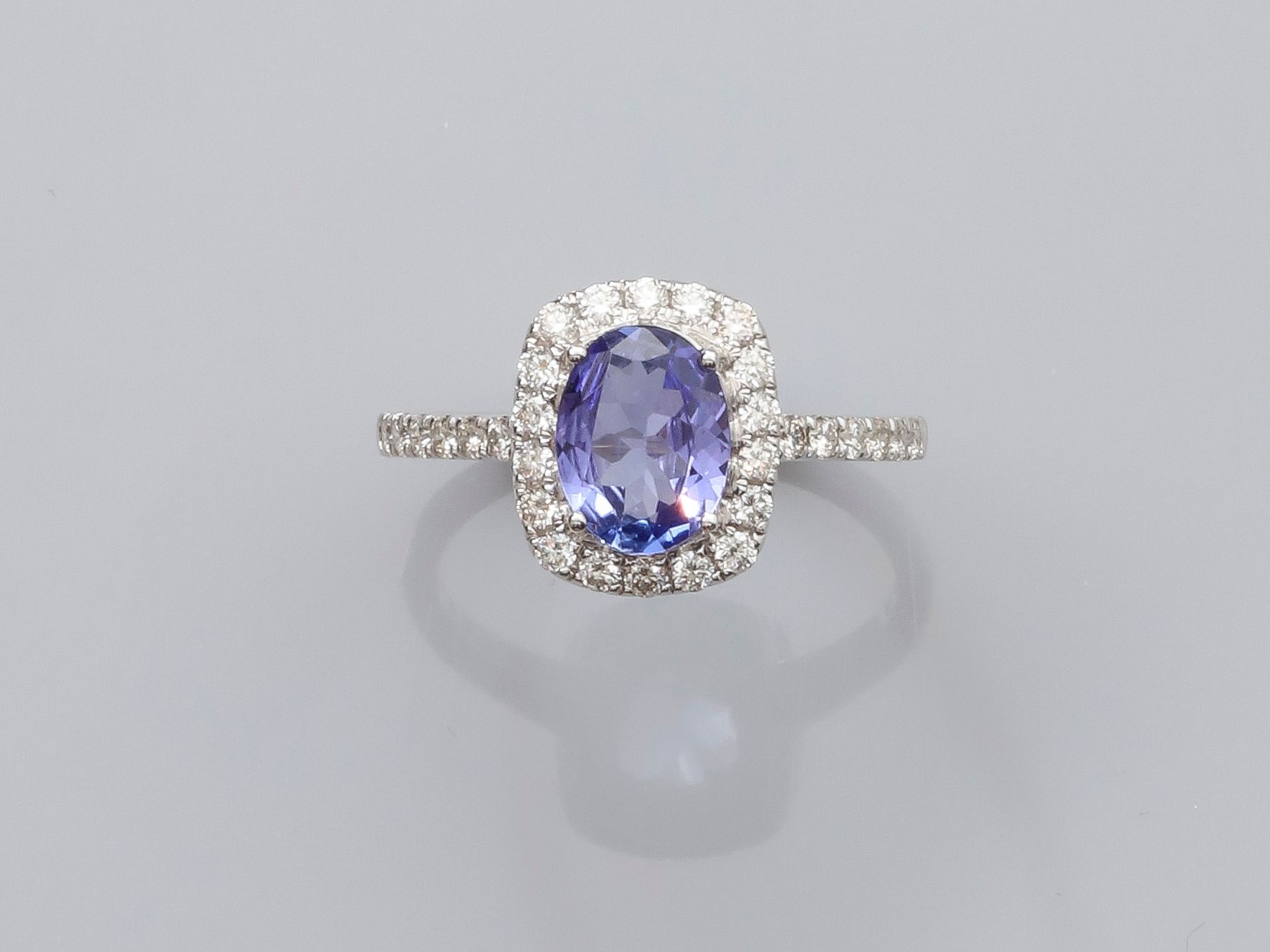 Null Bague en or gris, 750 MM, centrée d'une tanzanite ovale pesant 1 carat envi&hellip;