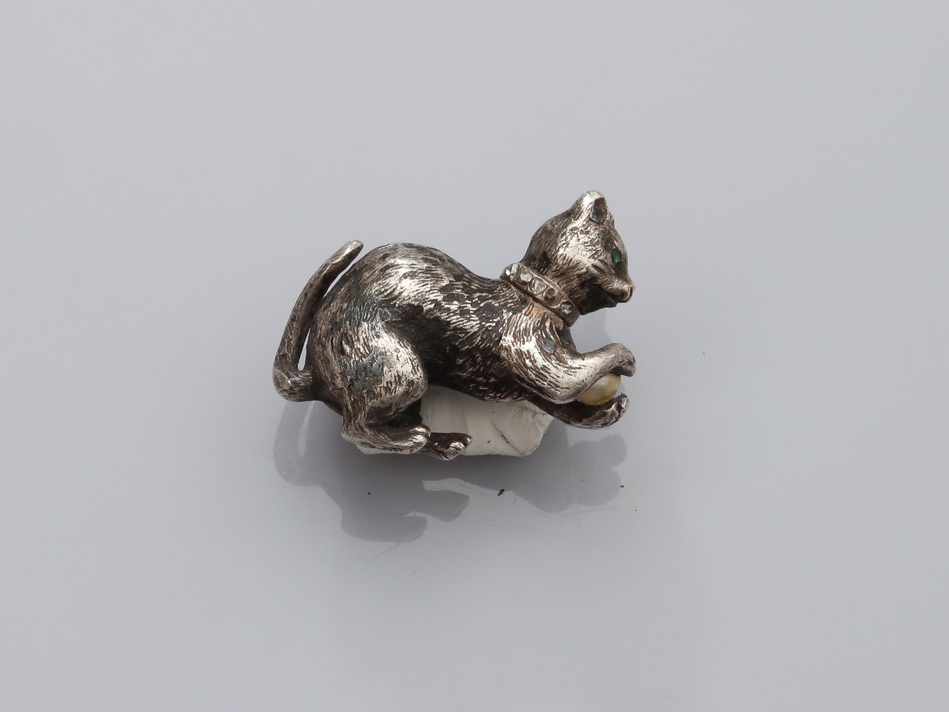 Null Broche dessinant un chaton en, argent 925 MM, collier diamanté, jouant avec&hellip;