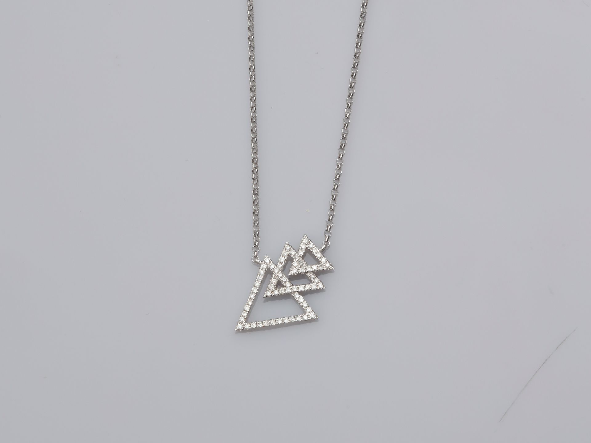 Null Collier en or gris, 750 MM, centré de trois motifs triangulaires soulignés &hellip;