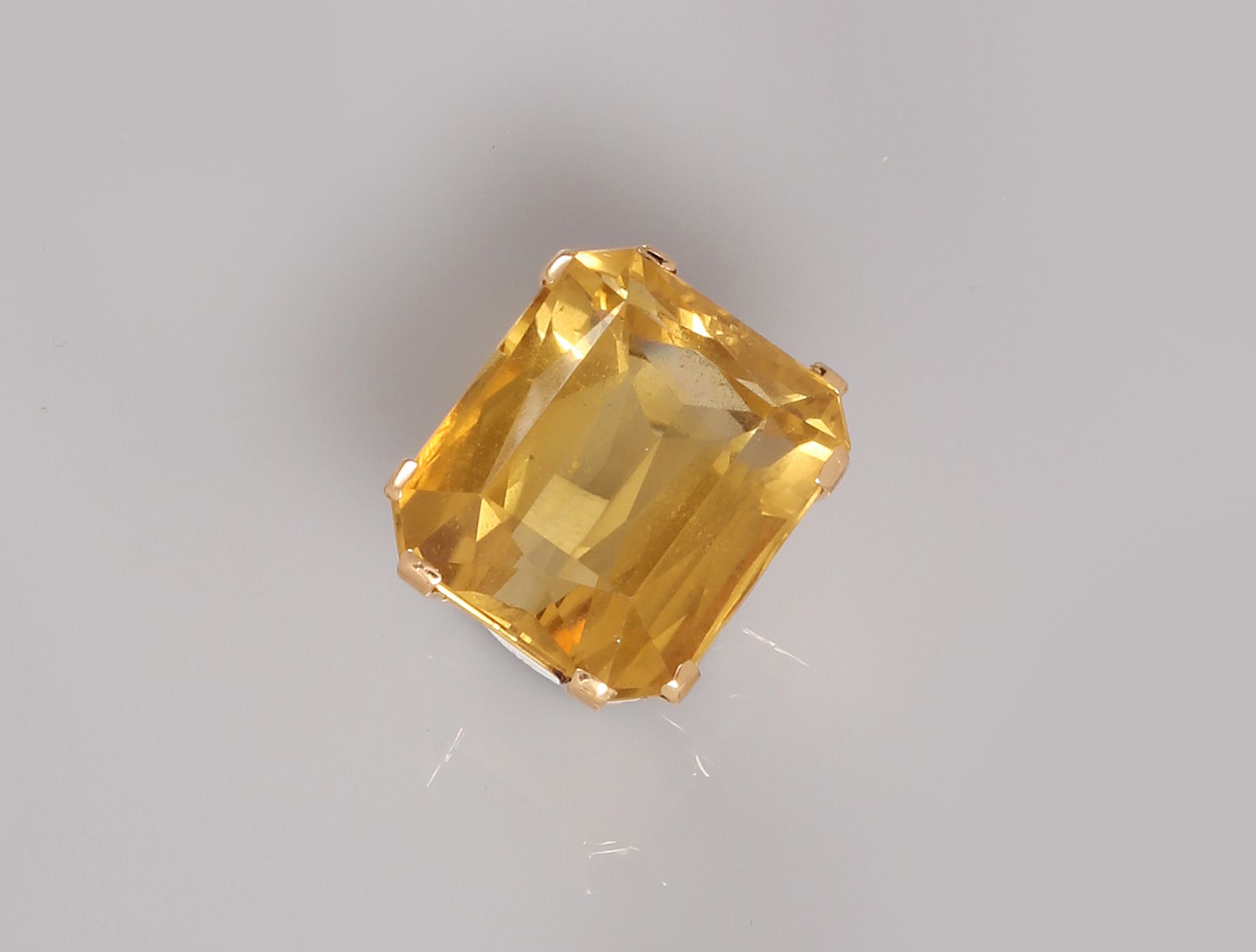 Null 黄金戒指，750毫米，带有一个切割的黄水晶，尺寸为23 x 20毫米，大约在1960年，尺寸为46，毛重17.7克。