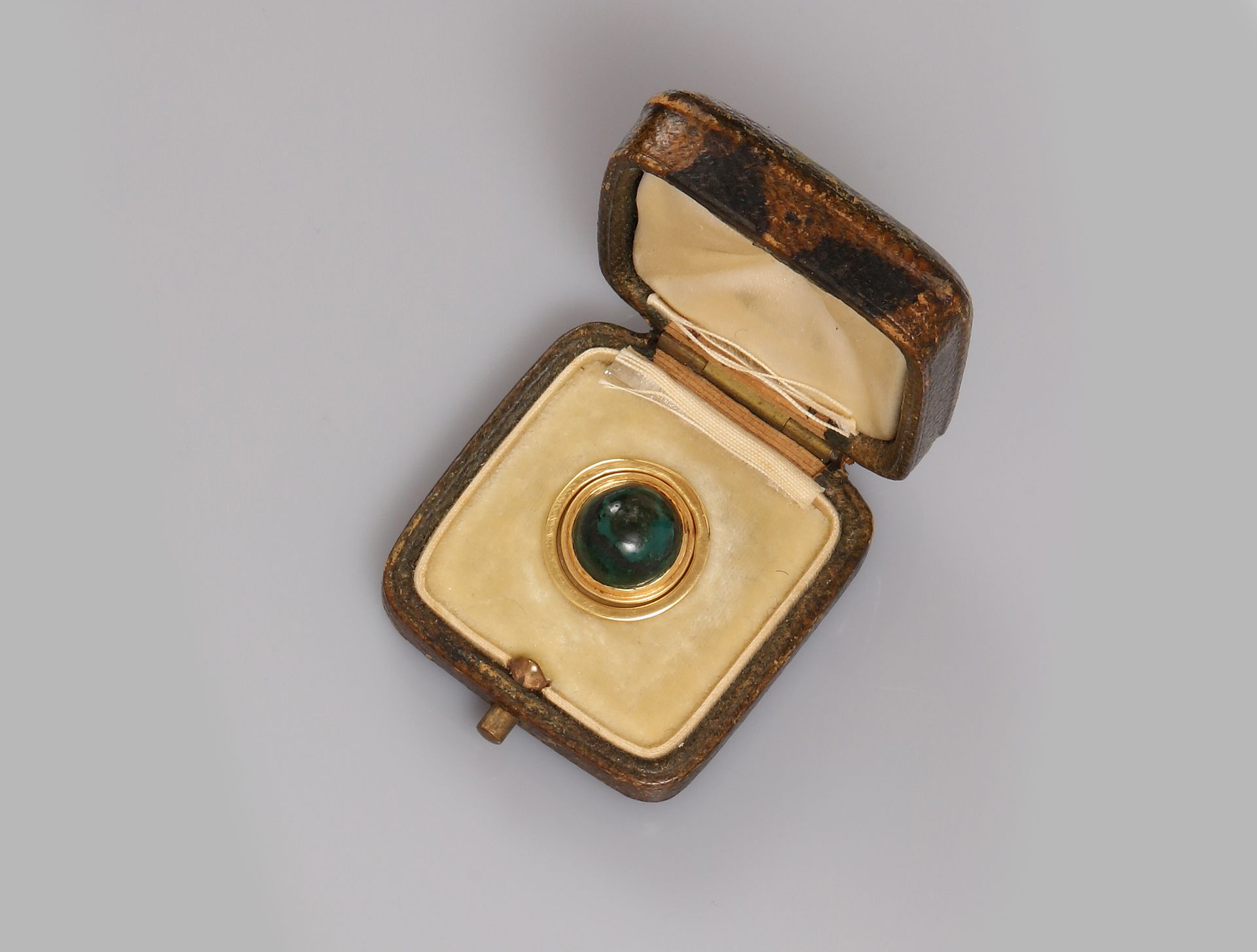 Null G.KELLER.黄金纽扣，750毫米，镶嵌凸圆形巧克力，有签名，大师的印记，装在原来的盒子里，金匠Gustave Keller于1856年在巴黎成立&hellip;