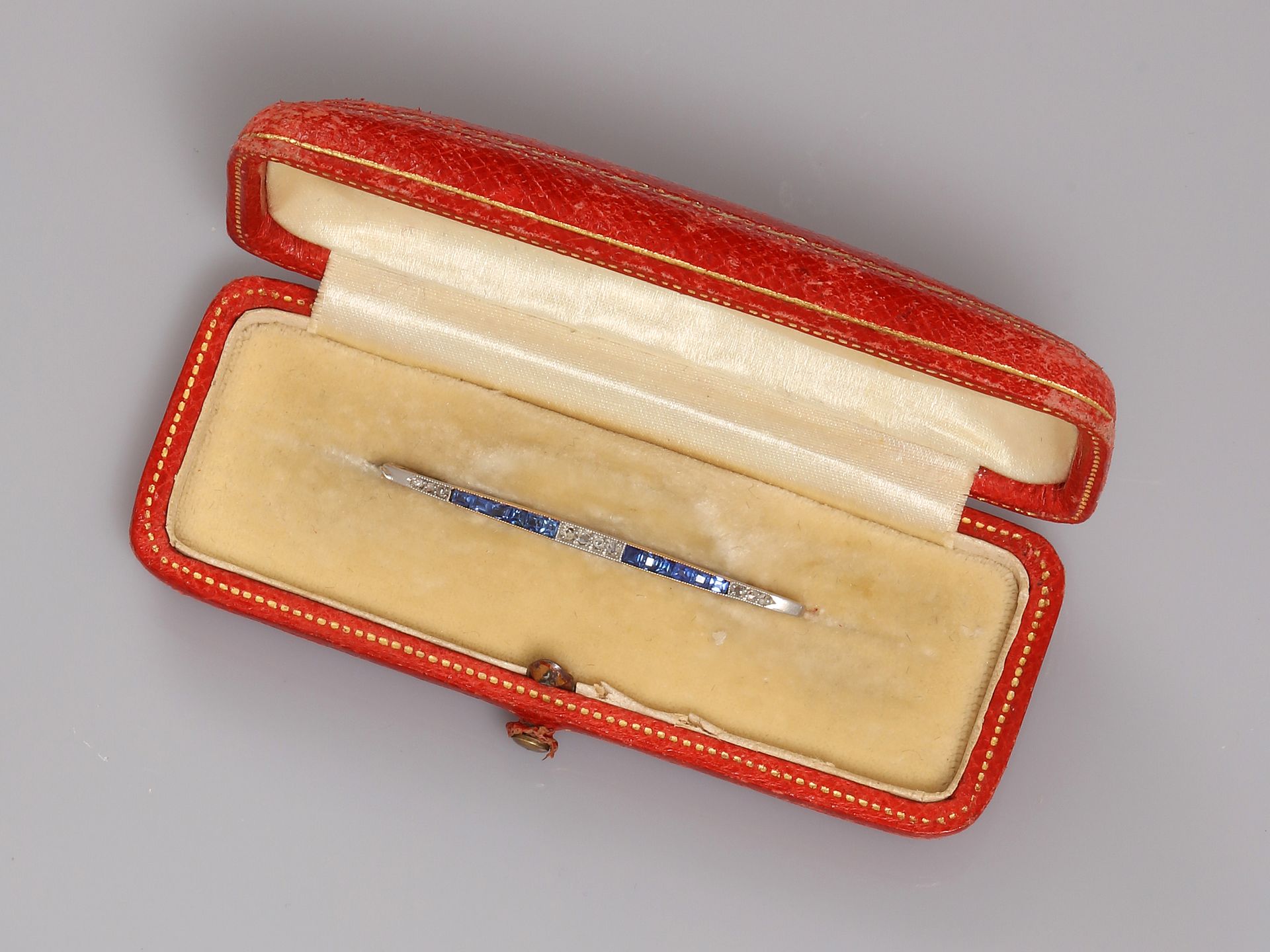 Null 白金胸针，750毫米，镶嵌切割蓝宝石和钻石，装在J. Blum制作的盒子里，约1925年，重量：5克，毛重。