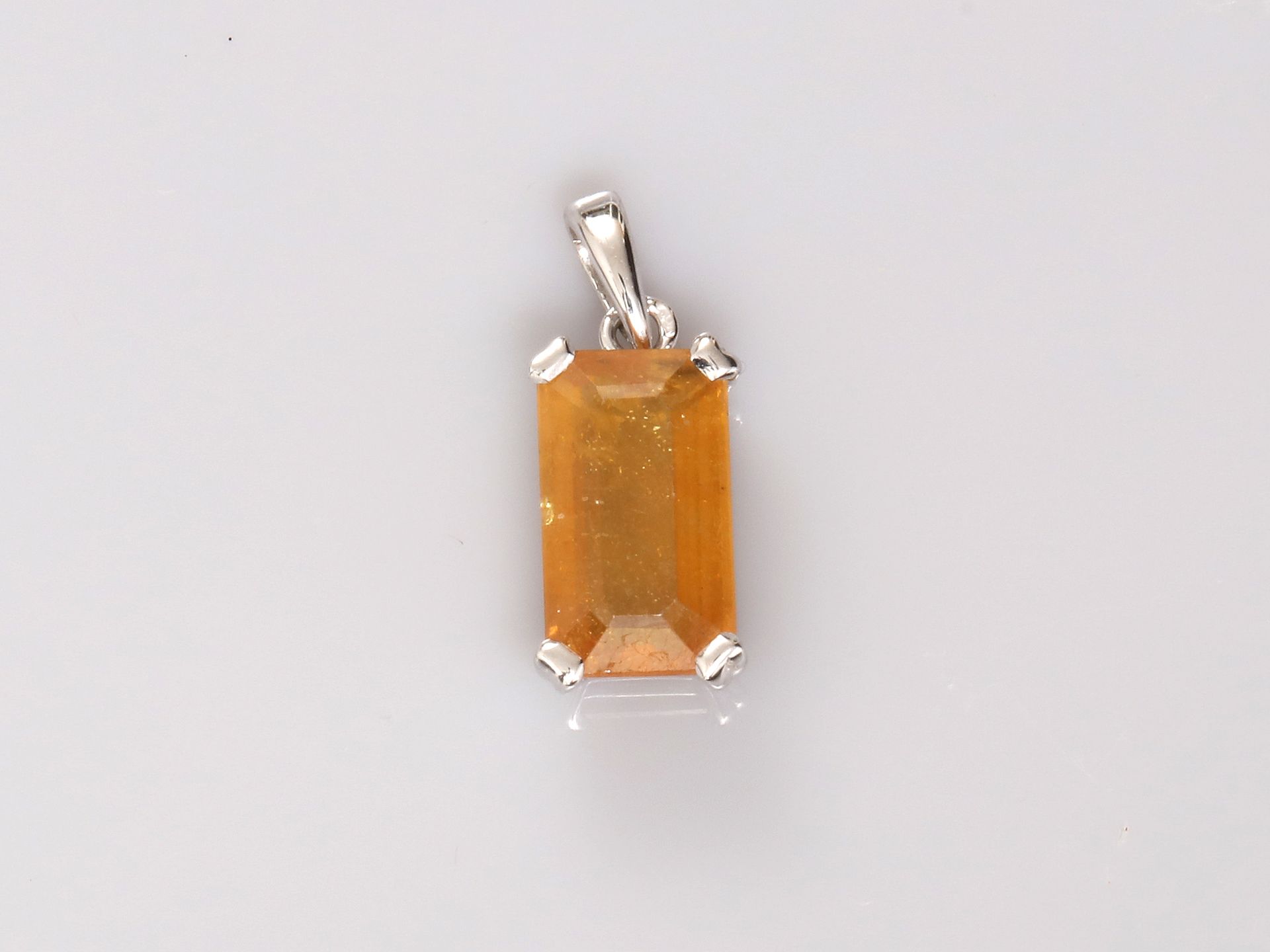 Null White gold pendant, 750 MM, set with a yellow sapphire, weight: 2,1gr. Gros&hellip;