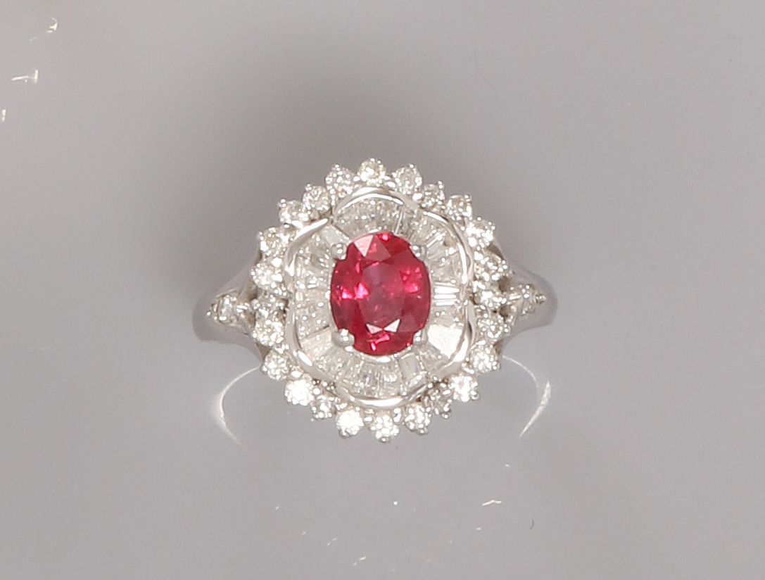 Null 白金戒指，750毫米，以一颗重达1.40克拉的椭圆形红宝石为中心，配以一排长方形切割钻石和一排明亮式切割钻石，总重约1克拉，尺寸：55，总重：4.55&hellip;
