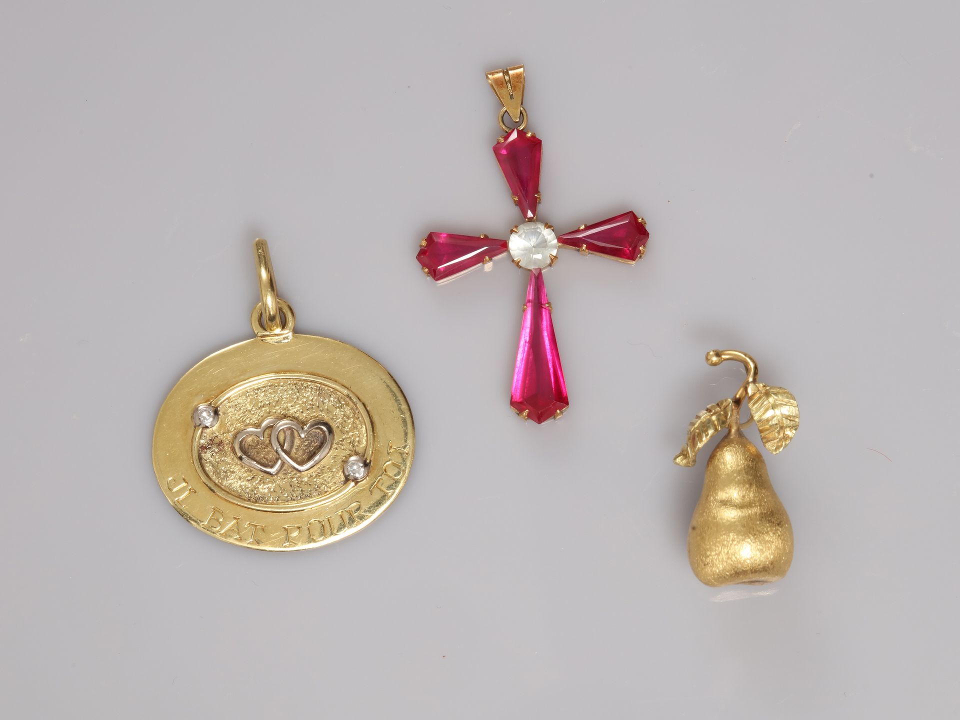 Null 拍品：镶有两颗钻石和两个吊坠的黄金奖牌，750毫米，合成宝石，重量：毛重19.2克。