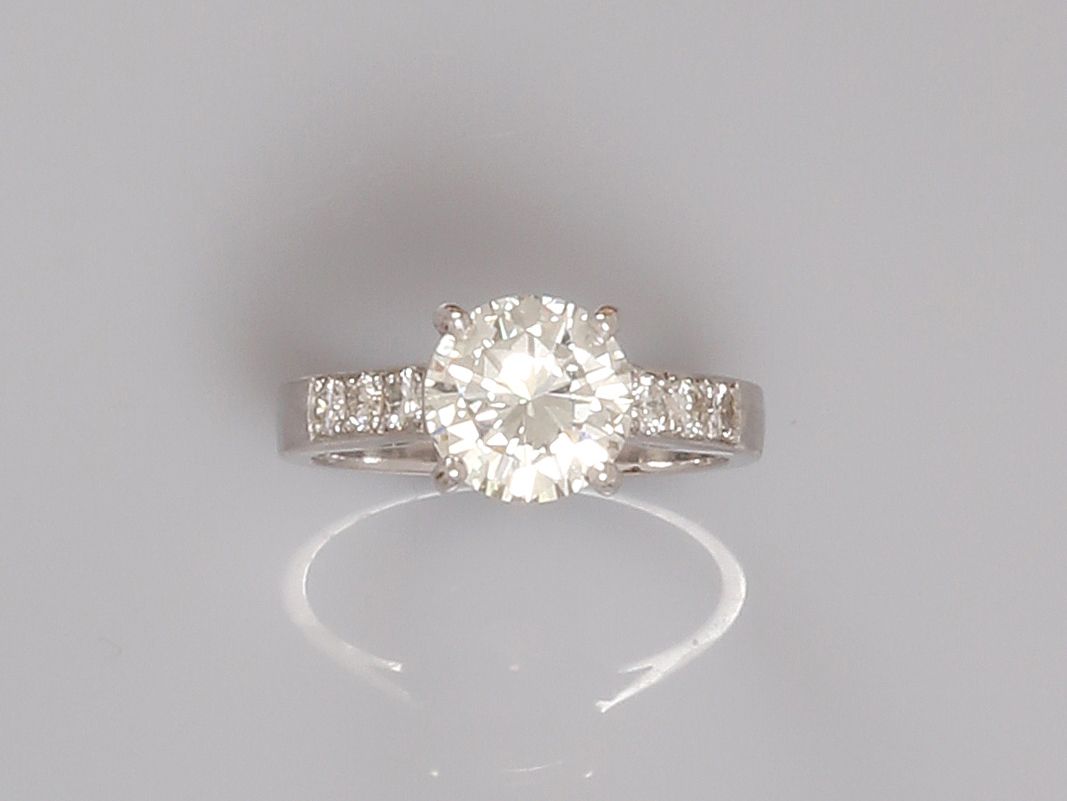 Null 单身戒指，白金，750毫米，镶嵌一颗明亮式切割钻石，重2.02克拉，8.27 . 8.35 . 4.88毫米，在其2020年9月25日的LFG实验室N&hellip;