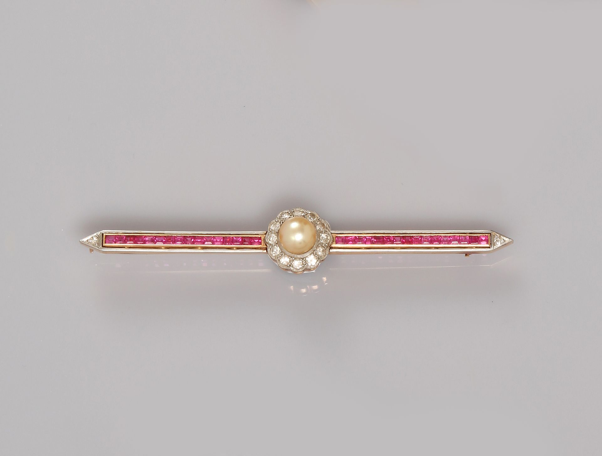 Null 黄金胸针，750毫米，在钻石与红宝石的中心镶嵌一颗珍珠，长8厘米，重量：8.5克，毛重。