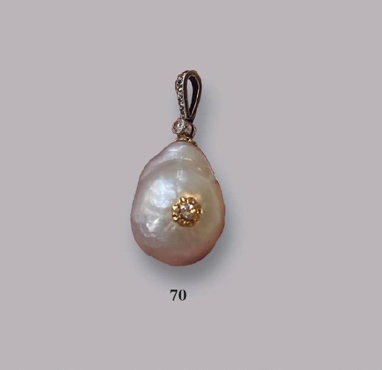 Null Pendentif en or jaune, 750 MM, orné de diamants portant une perle baroque d&hellip;