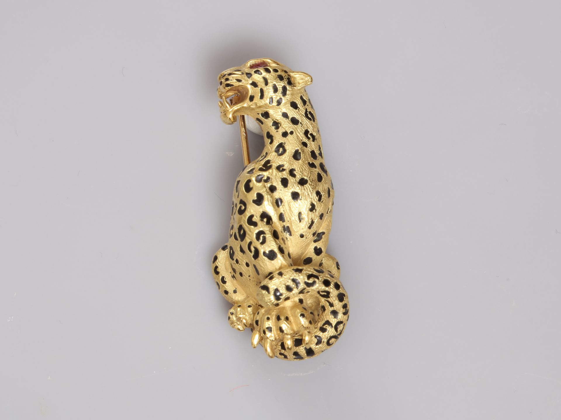 Null 黄金胸针，代表一只坐着的豹子，750毫米，涂有黑色珐琅，头部有红宝石，高48毫米，重量：20.2克。