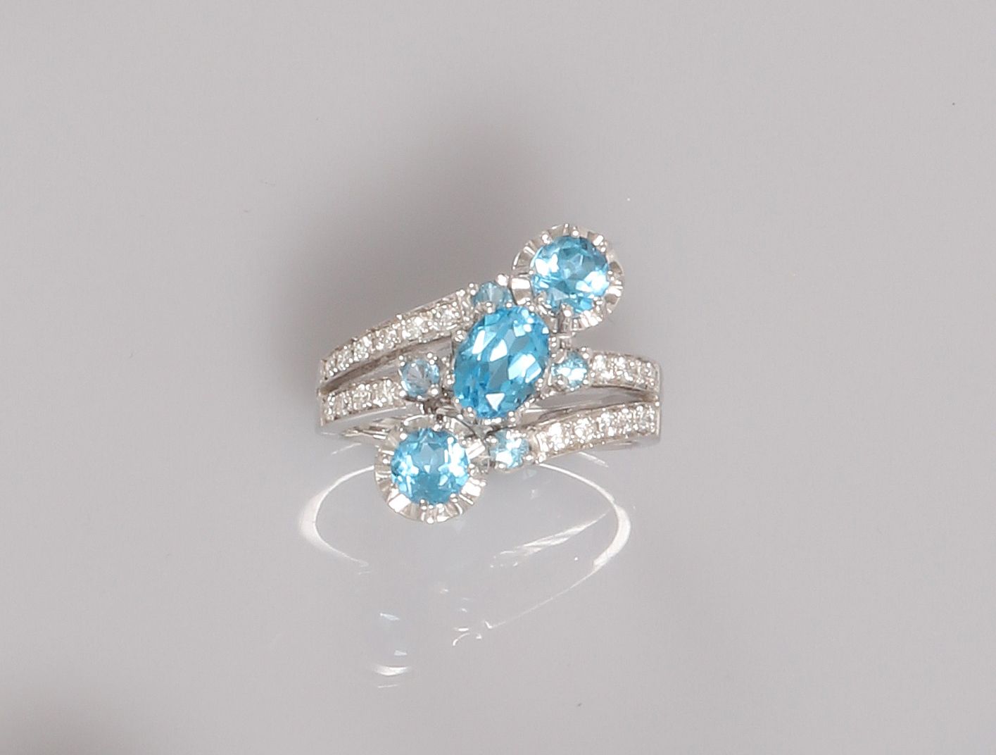 Null 白金戒指，750毫米，镶有三颗蓝色托帕石并镶嵌钻石，尺寸：52，重量：5.9克，毛重。