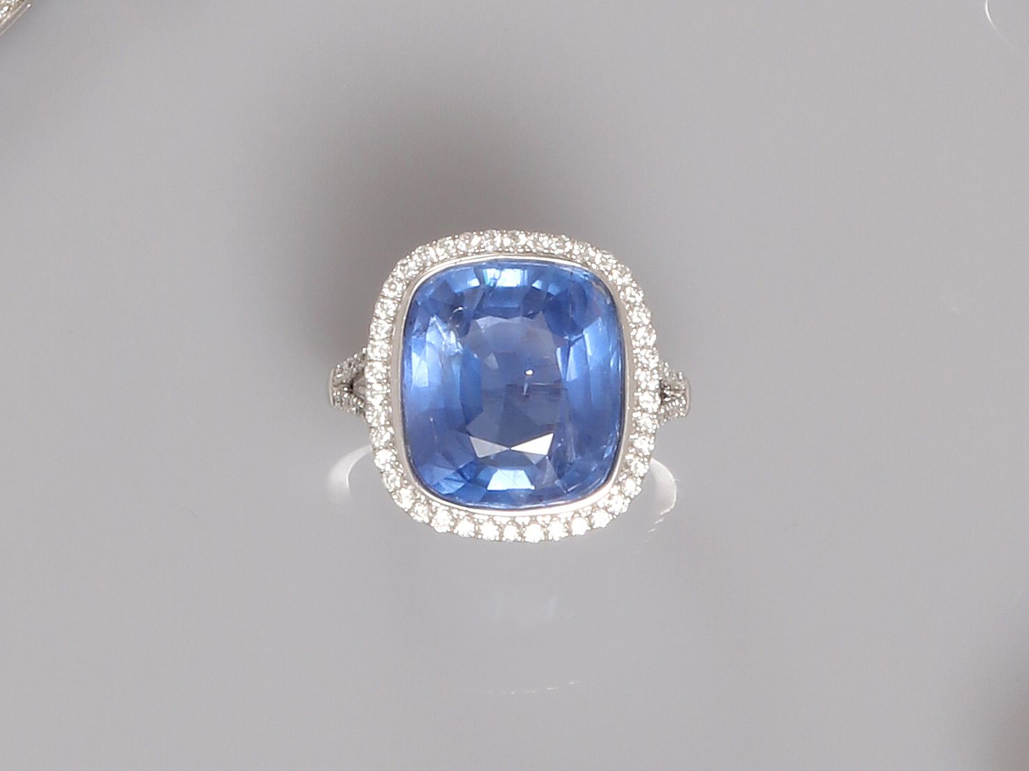 Null 900毫米铂金戒指，镶嵌一颗枕形蓝宝石，重10.76克拉，13.85 x 12.19 x 6.85毫米，附有2019年3月1日瑞士实验室GRS N° &hellip;