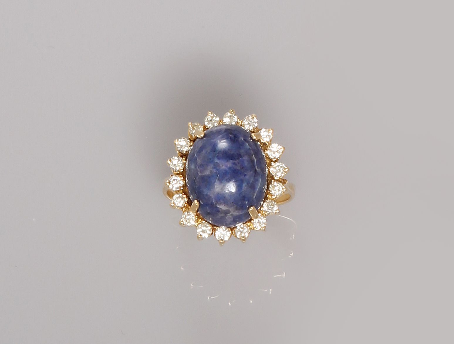 Null Yellow gold ring, 750 MM, centered on a lapis lazuli cabochon hemmed with d&hellip;