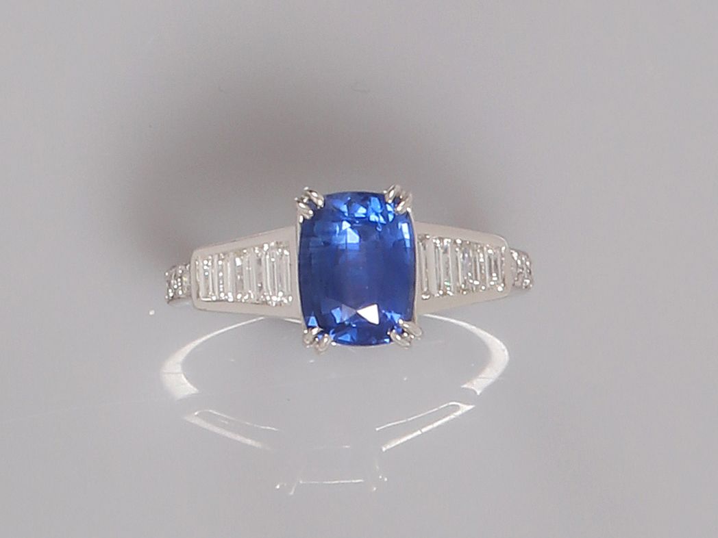 Null 白金戒指，750毫米，镶嵌一颗重达2.29克拉的枕形切割蓝宝石，6.65 x 8.71 . 4.22毫米，镶嵌10颗长方形切割和明亮式切割钻石，总重约&hellip;