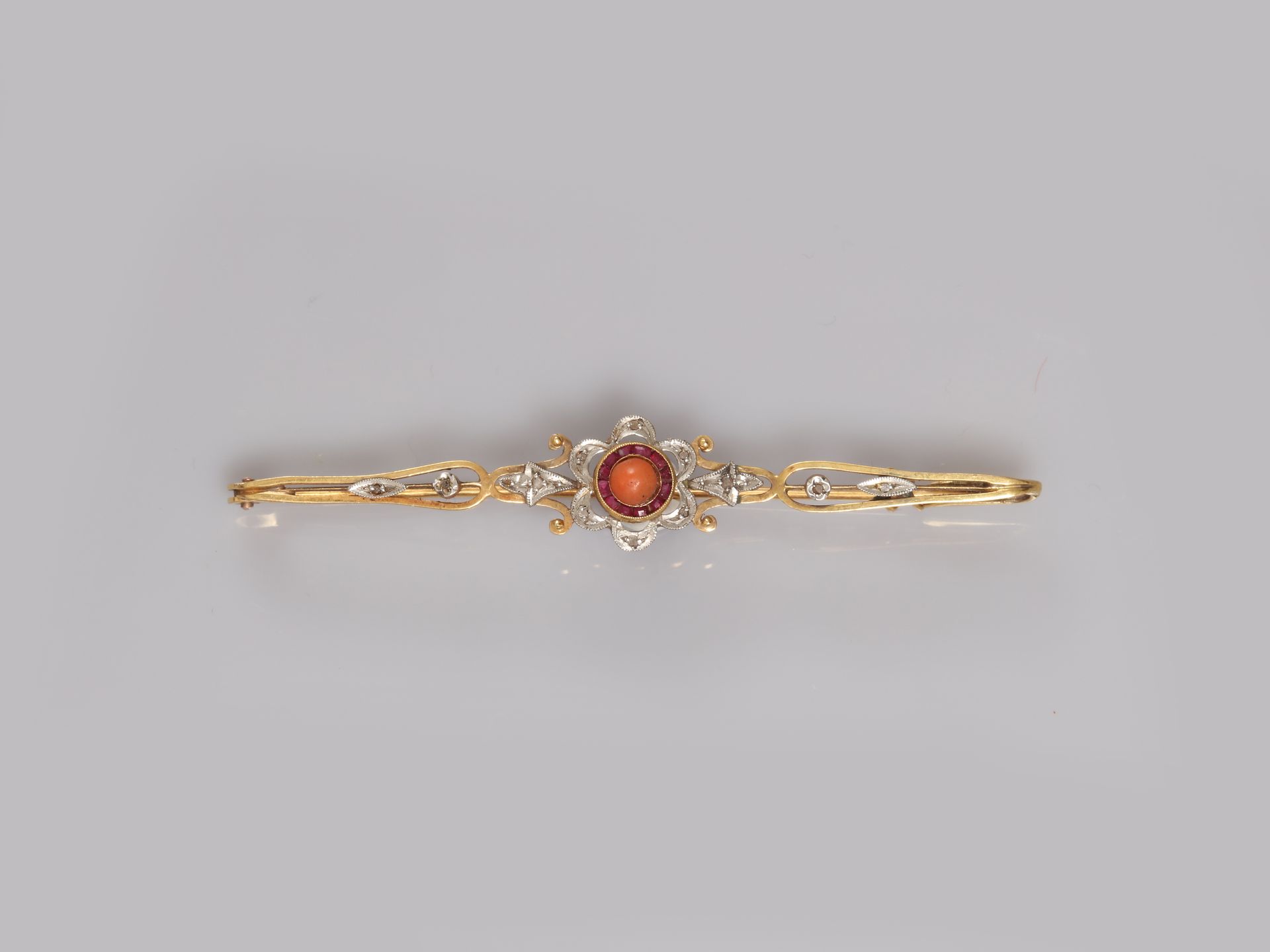 Null Barrette brooch in yellow gold, 750 MM, centered on a coral pearl in a row &hellip;