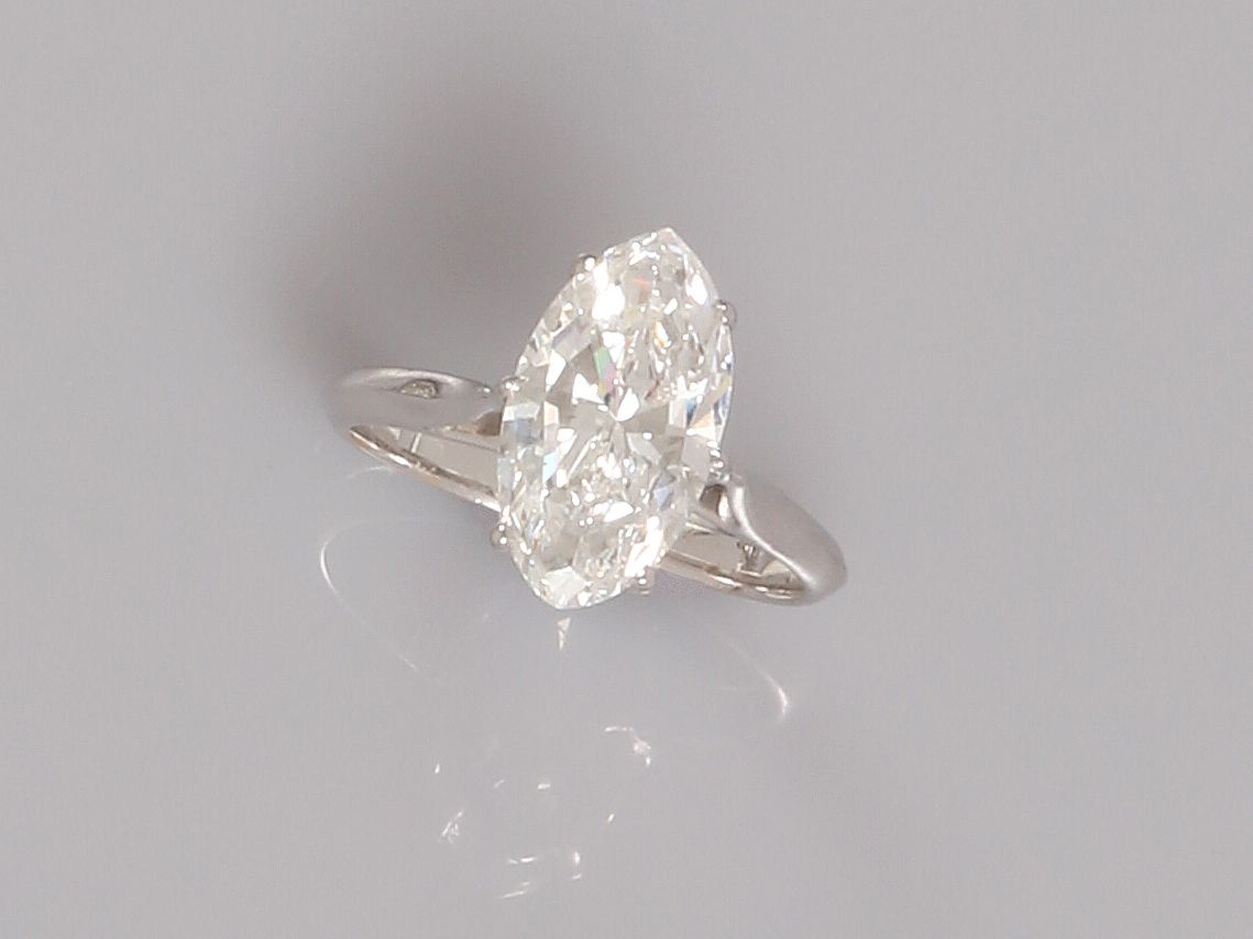 Null Bague solitaire en or gris, 750 MM, ornée d'un diamant taille marquise pesa&hellip;