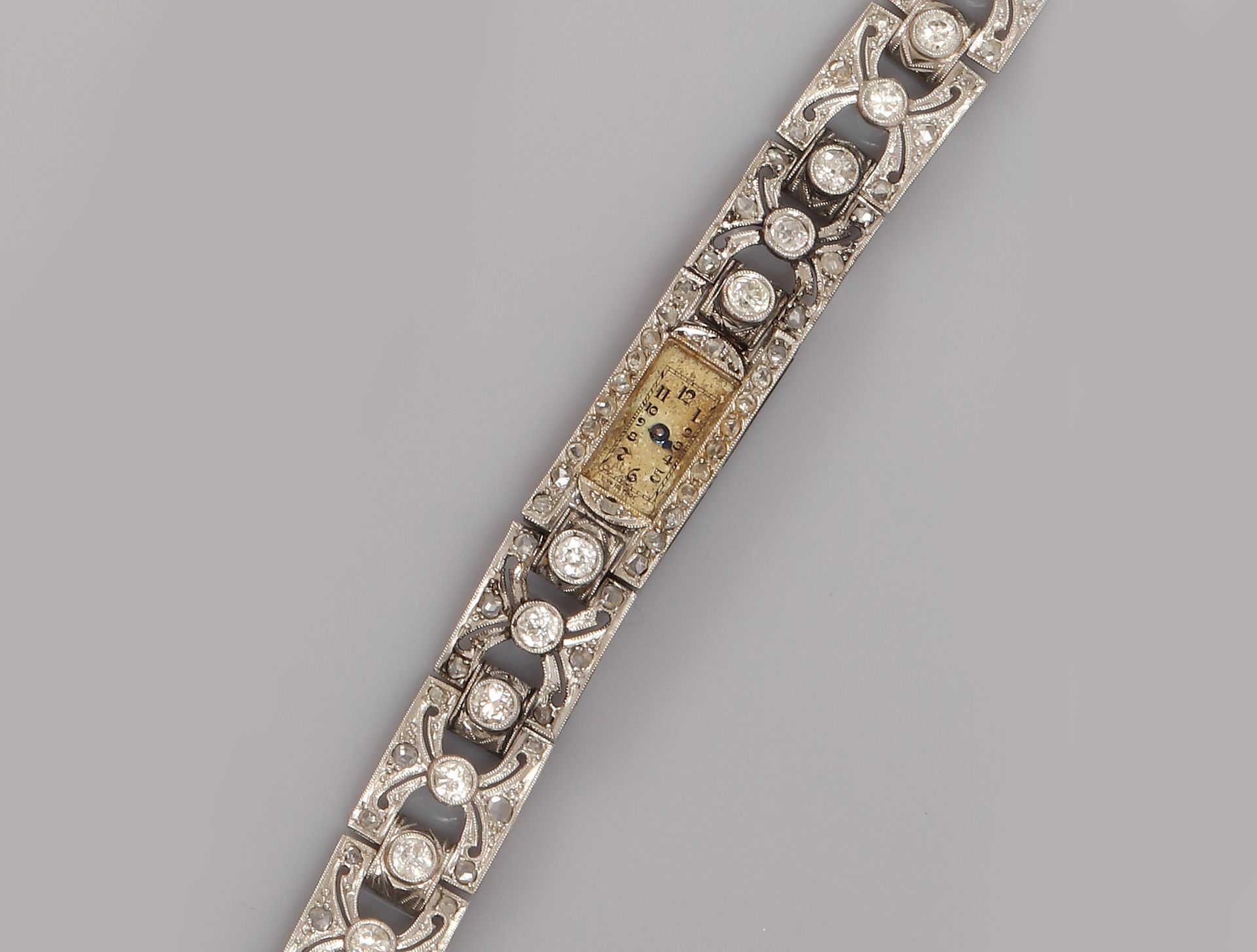 Null 铂金900毫米表带，长方形表圈镶有总计1.20克拉的钻石，缺少上链装置，安全链，长15厘米，约1930年，重量：毛重28.3克。