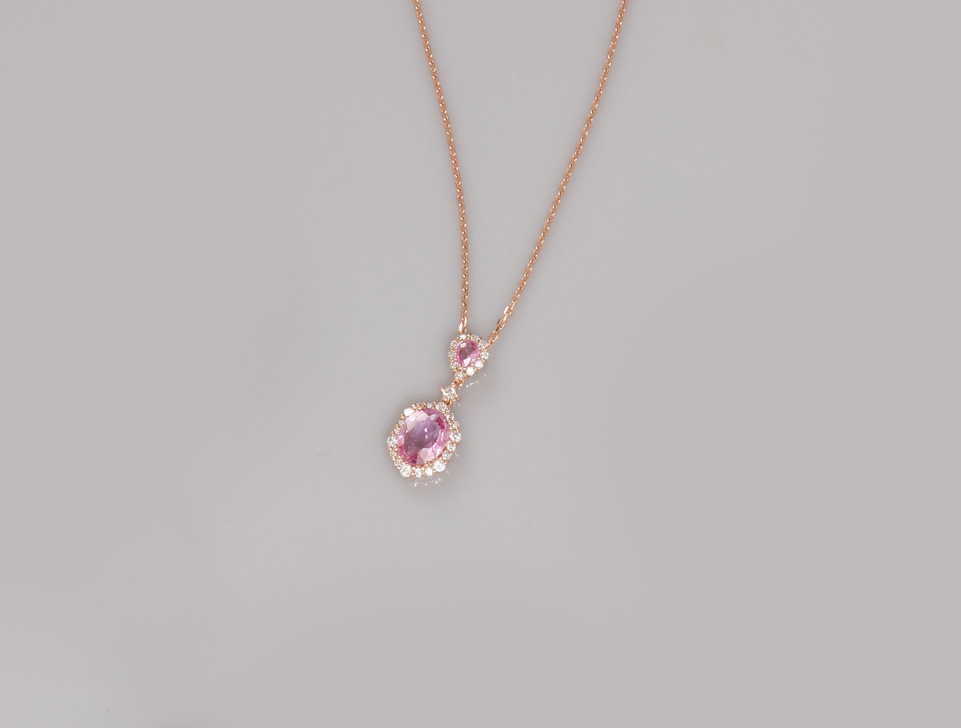 Null 粉红金项链，750毫米，以粉红蓝宝石为中心的两个图案，以钻石为边，穿插着钻石，弹簧环，长42厘米，重量：3.95克，毛重。