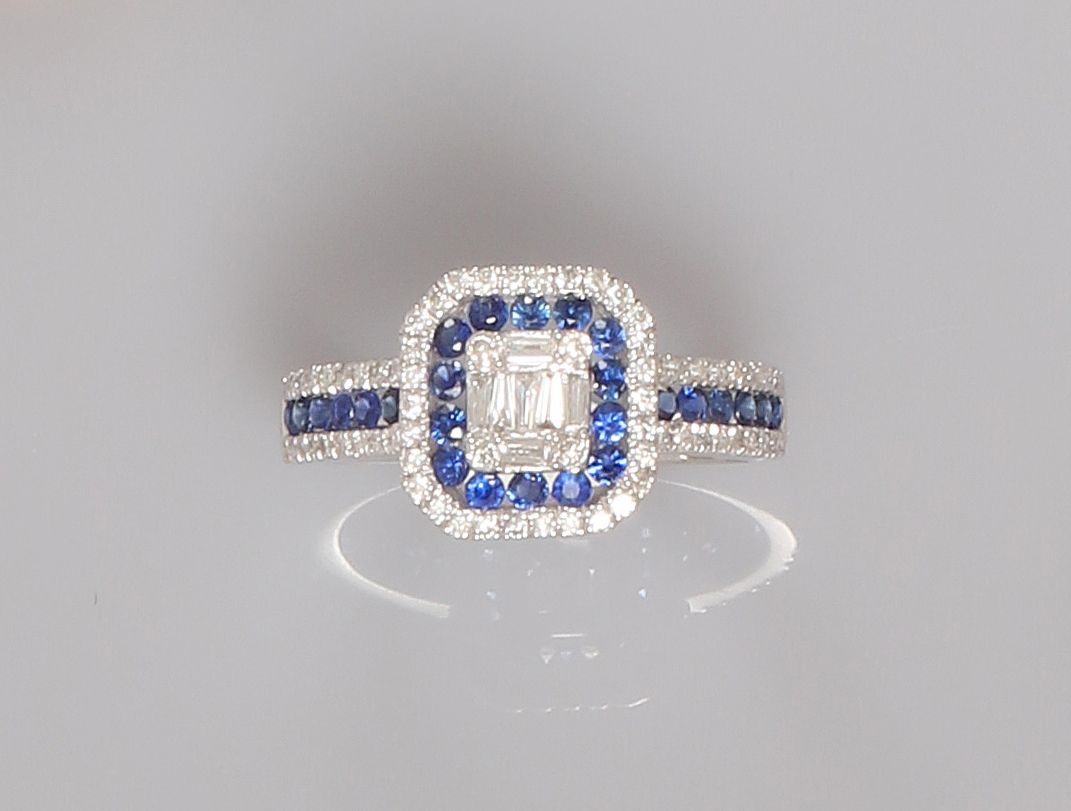 Null 白金戒指，750毫米，镶嵌蓝宝石、长方形切割和圆形切割钻石，尺寸：52，重量：2.55克。