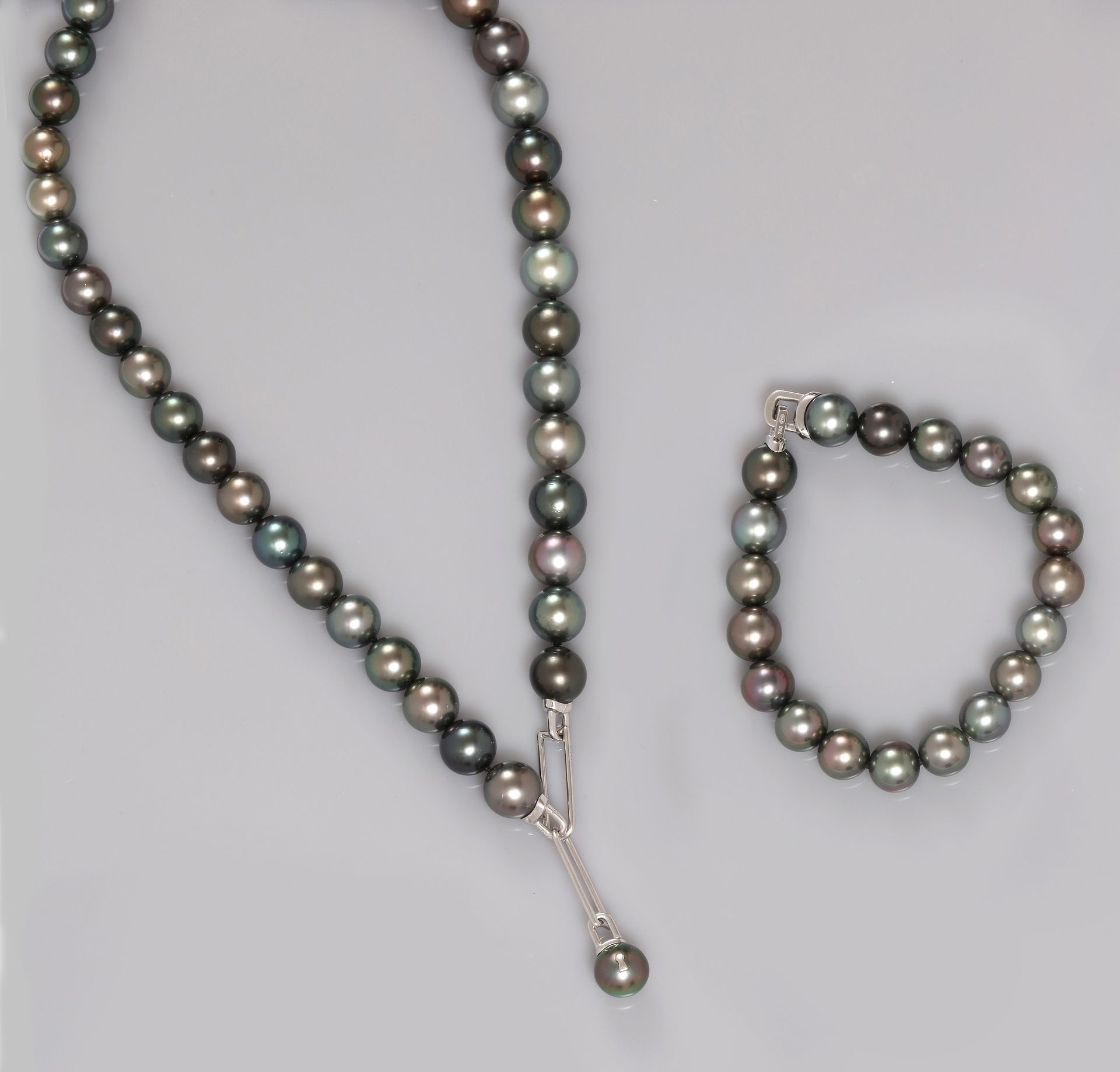 Null Ensemble : Collier et bracelet en or gris, 750 MM, formés de perles de Tahi&hellip;