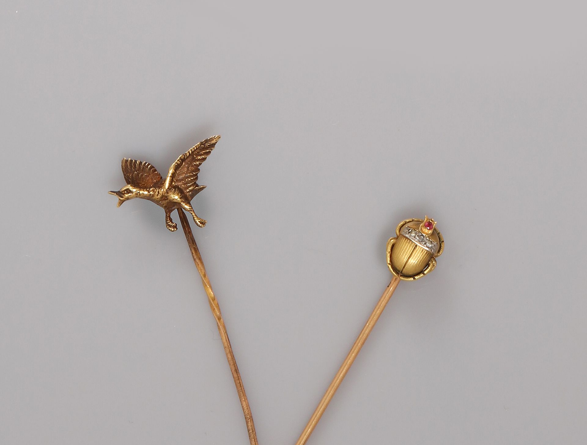 Null 两个黄金领带夹，750毫米，一个描绘了一只鸭子在飞行，另一个描绘了一只雕刻和镶嵌钻石的甲虫，红宝石头，19世纪末，重量：5.8克，毛重。