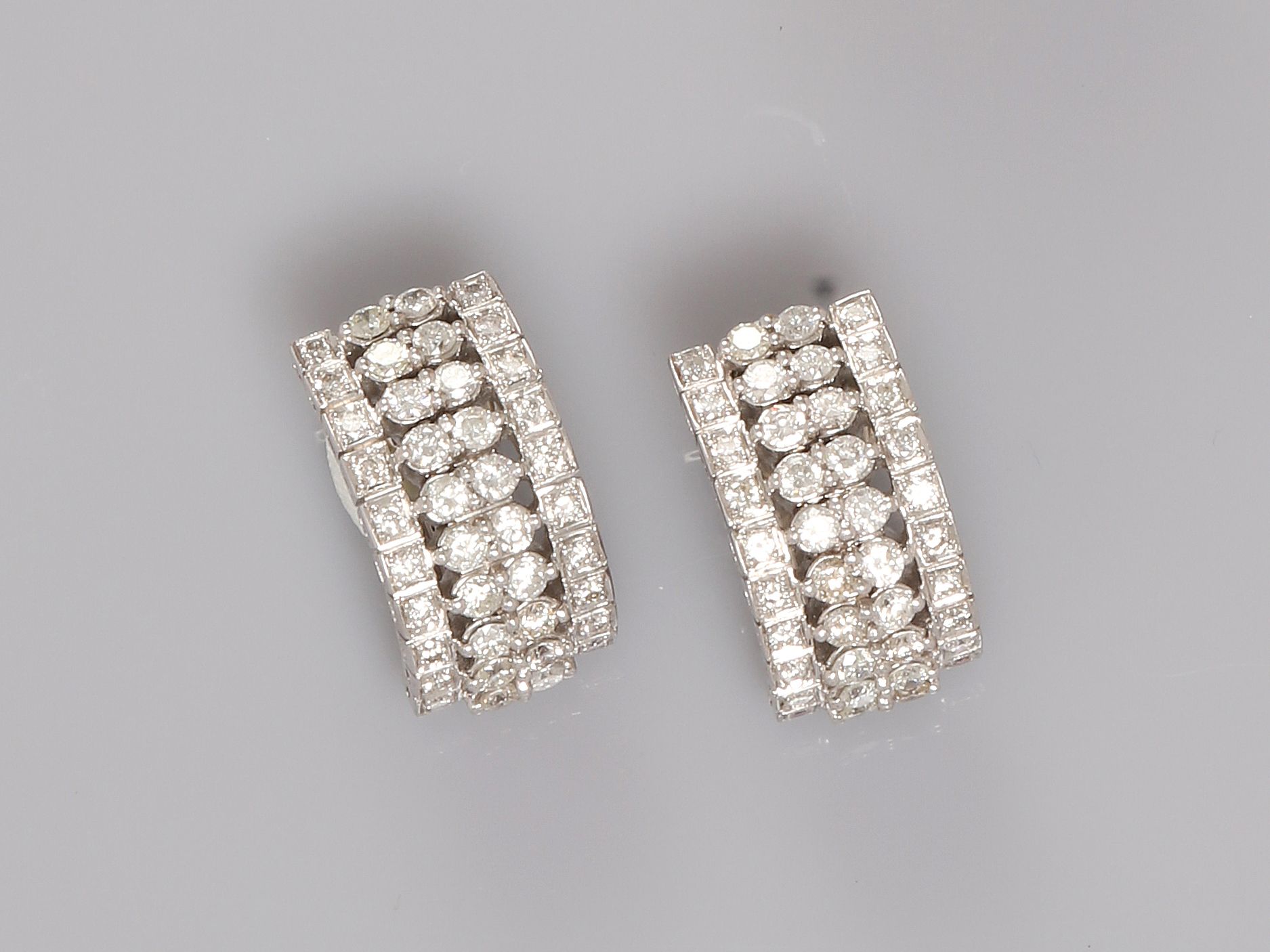 Null Geschwungene Ohrringe aus 750er Weißgold, MM, mit Diamanten bedeckt, insges&hellip;