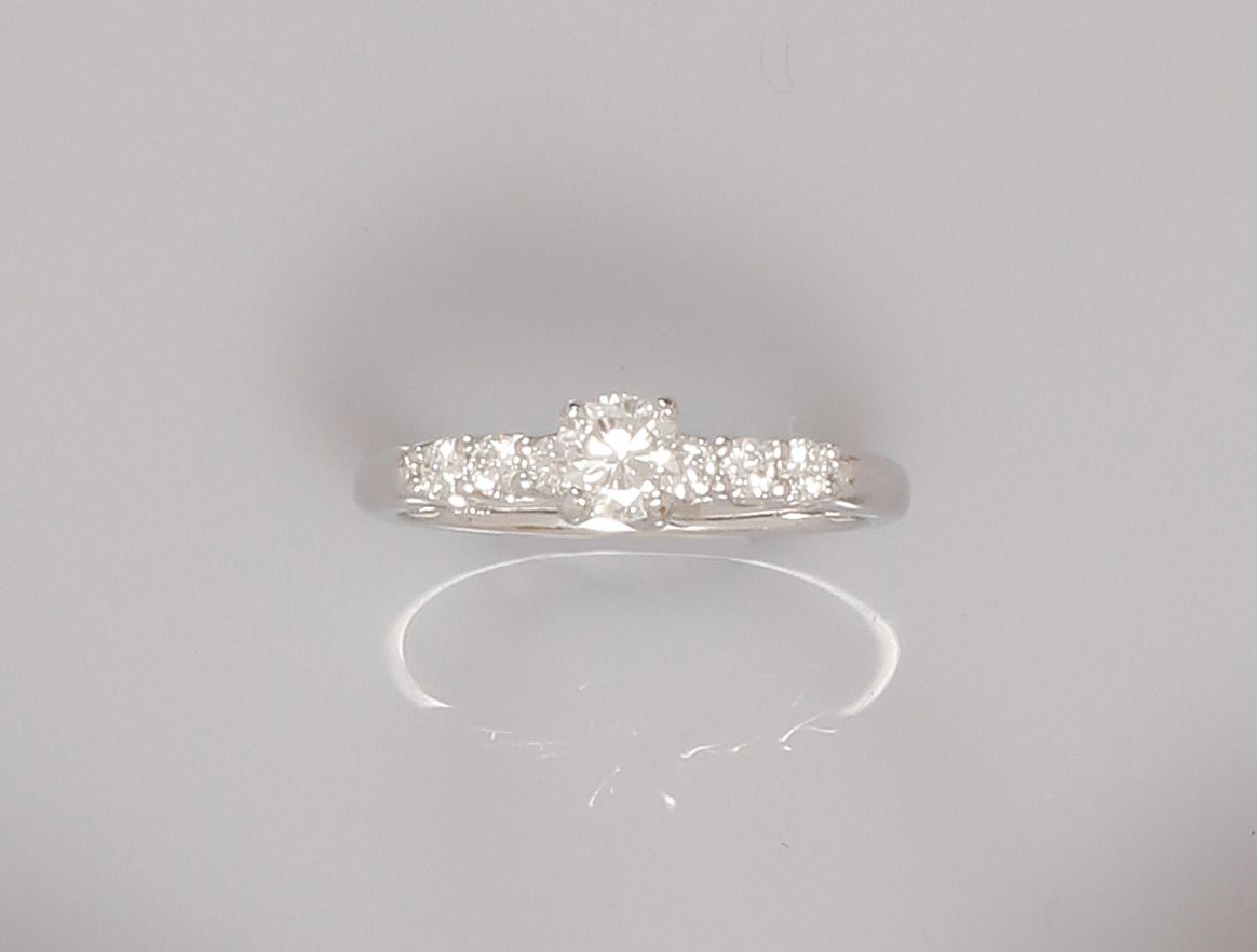 Null Ring aus Weißgold, 750 MM, in der Mitte ein Diamant im Brillantschliff mit &hellip;