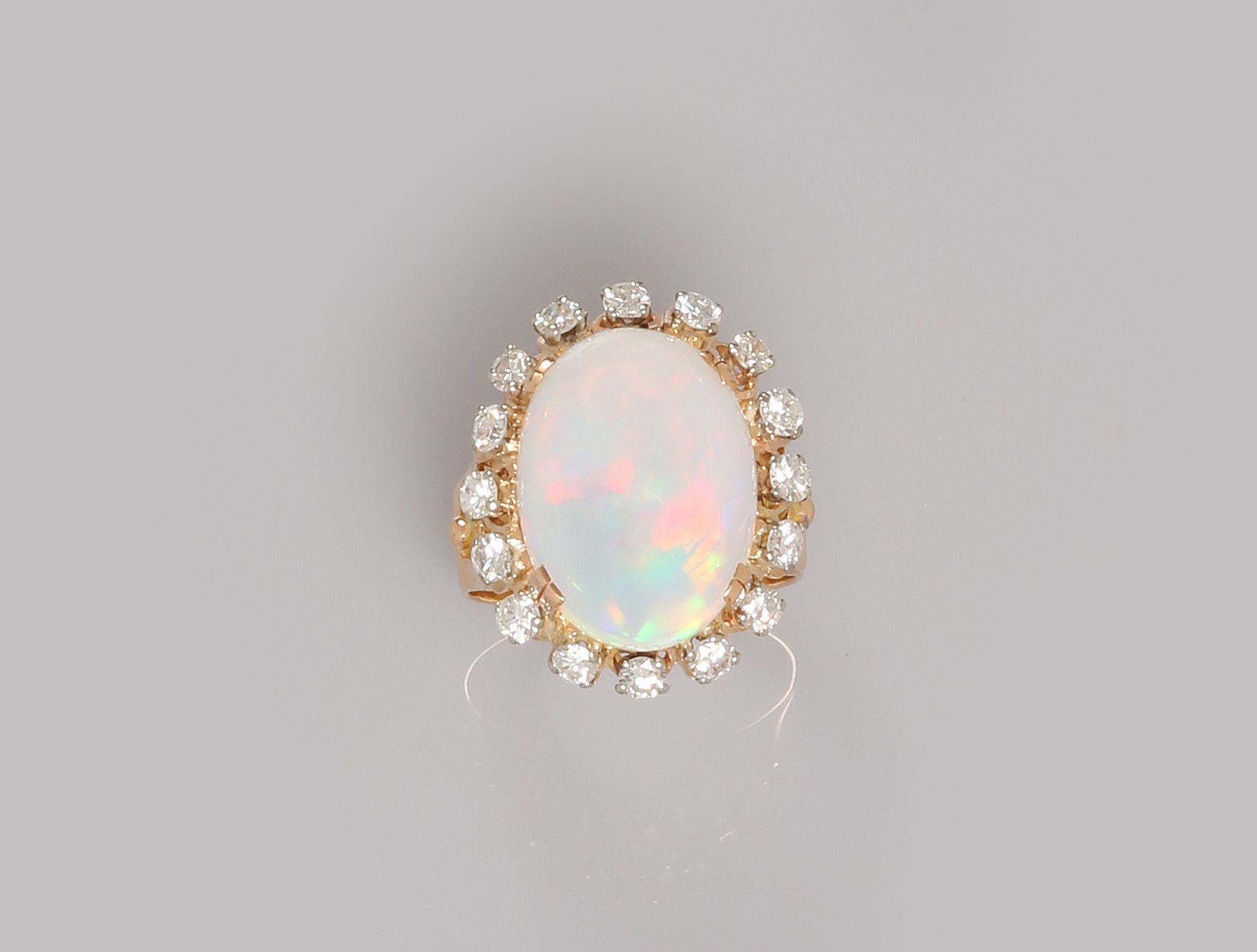 Null White and yellow gold ring, 750 MM, set with a large cabochon opal in a row&hellip;