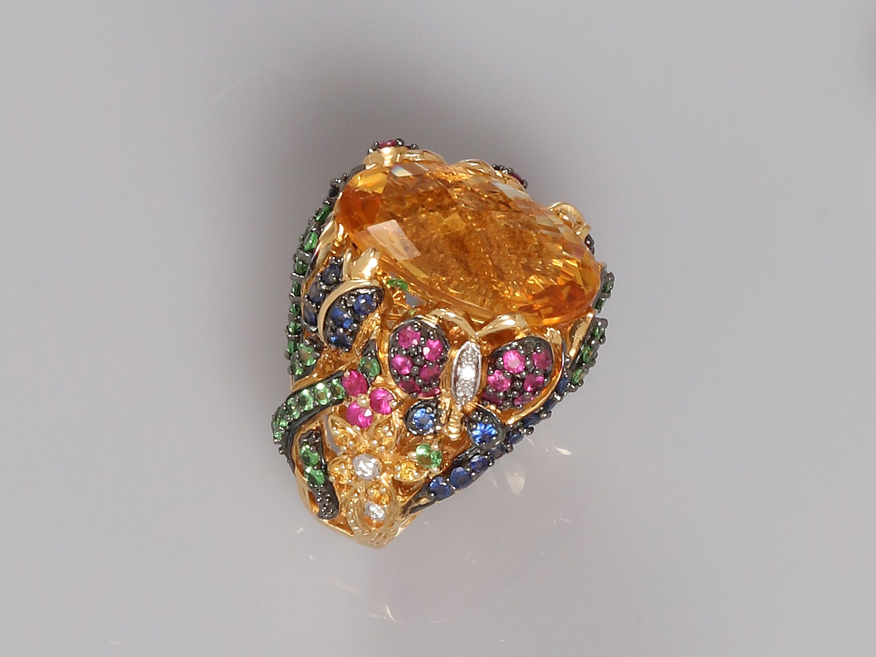 Null 黄金戒指，750毫米，以重约19克拉的椭圆形黄水晶为中心，花篮中装饰有红宝石、蓝宝石、沙弗莱石和钻石，尺寸：53，重量：毛重29.3克。