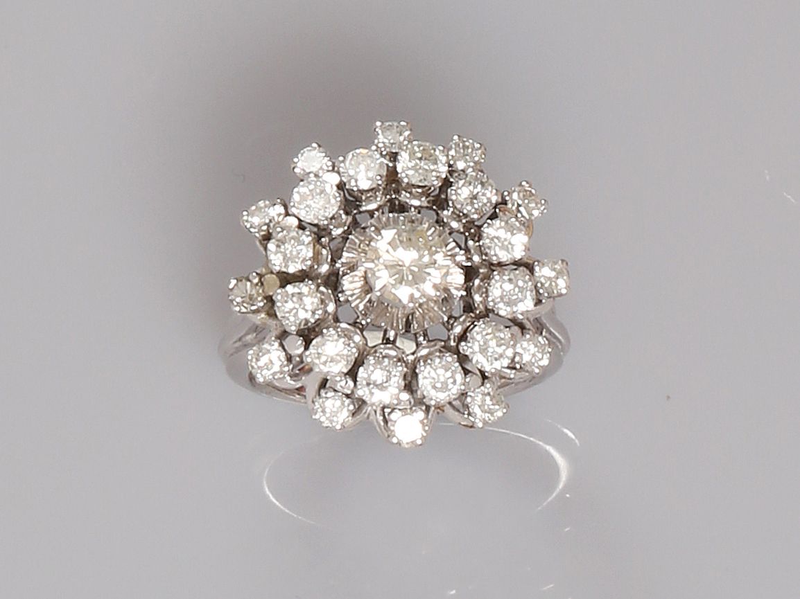 Null Bague Fleur en or gris, 750 MM, recouverte de diamants, total 1,20 carat en&hellip;
