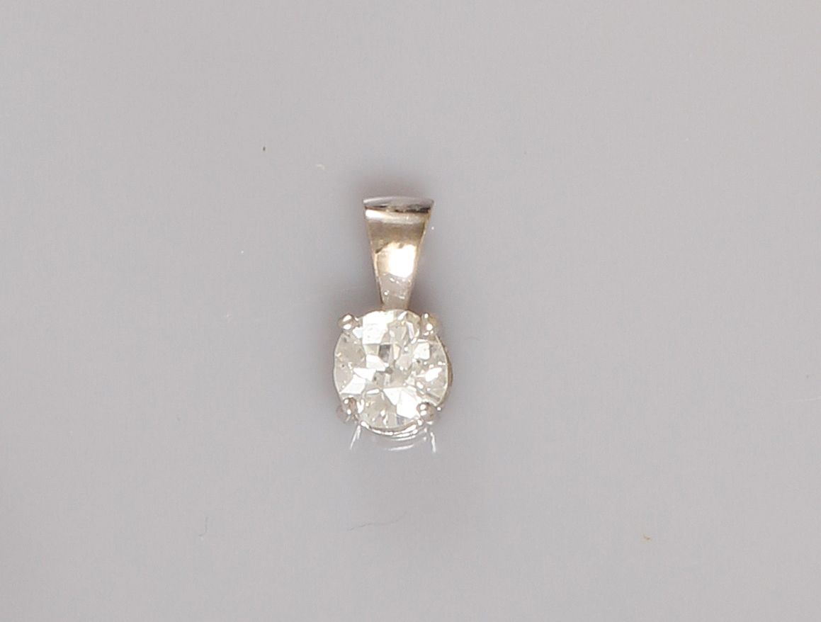 Null 白金吊坠，750毫米，镶嵌一颗明亮式切割钻石，重约0.90克拉，直径7毫米，毛重1.4克。