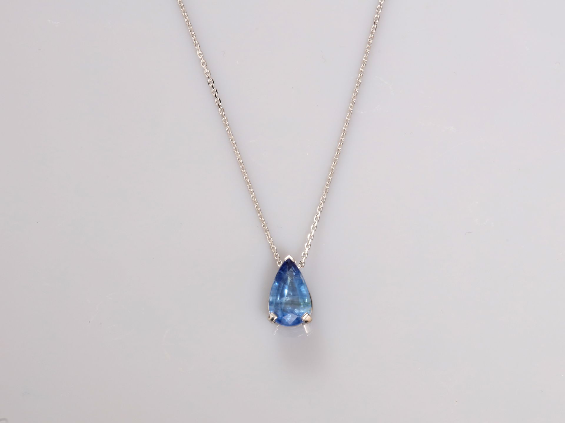 Null 白金项链，750毫米，中心为一颗梨形切割蓝宝石，重2.84克拉，产地锡兰，长42厘米，重量：毛重3.2克。