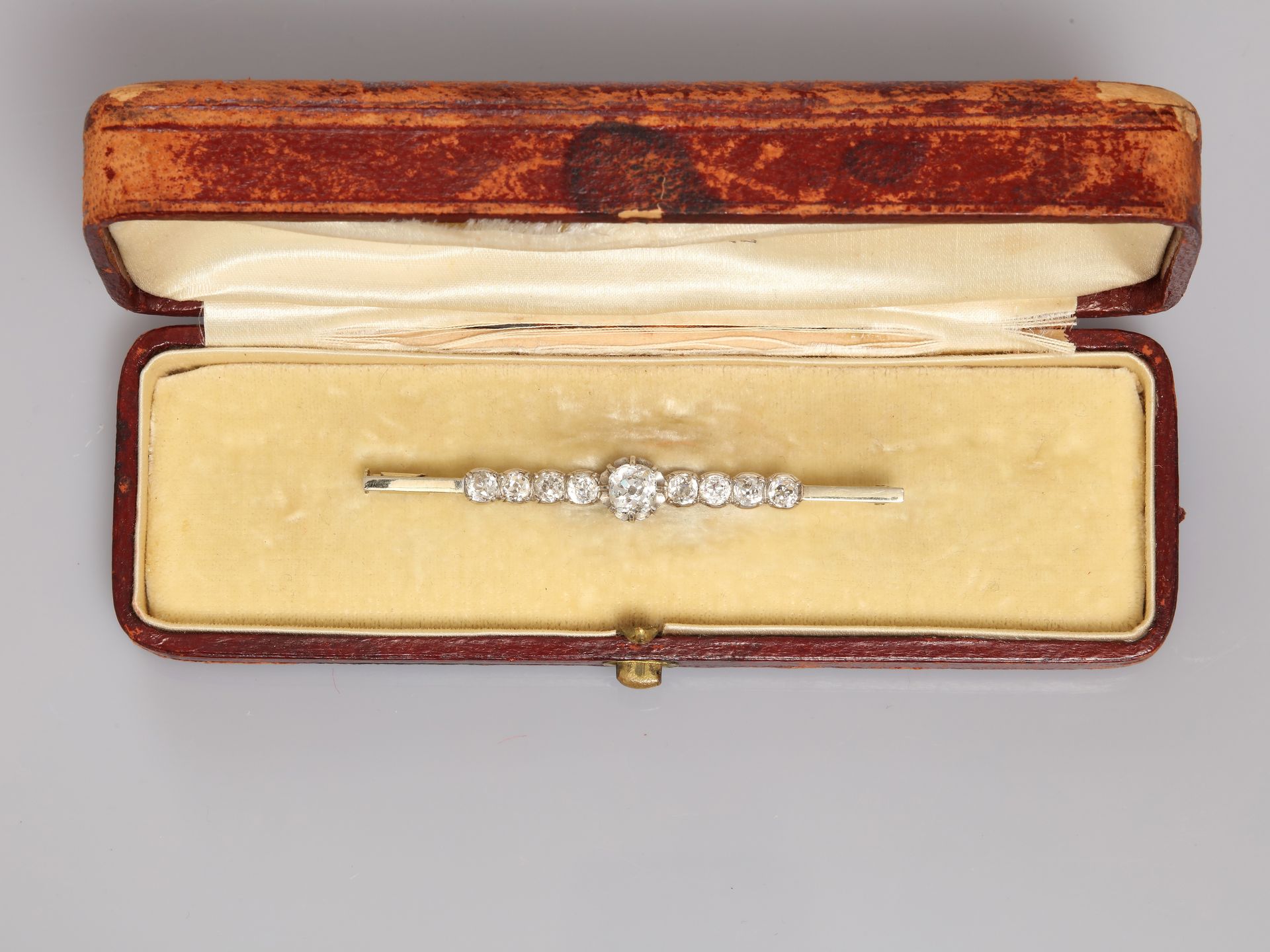 Null 黄金和900毫米铂金胸针，镶嵌钻石，总重约1克拉，长61毫米，装在原来的盒子里，大约在1920年，总重5.1克。