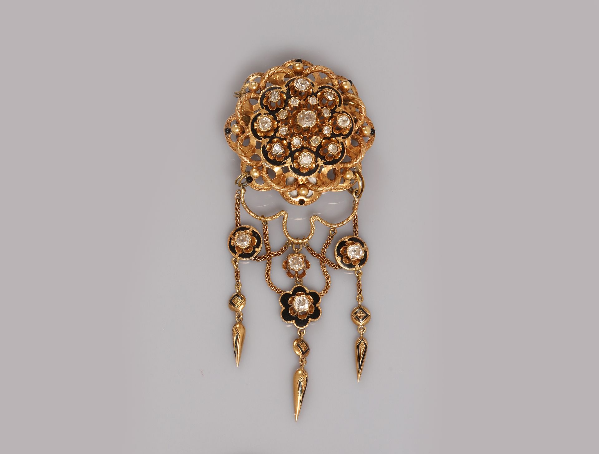 Null Yellow gold corsage brooch, 750 MM, centered on a rosette covered with diam&hellip;